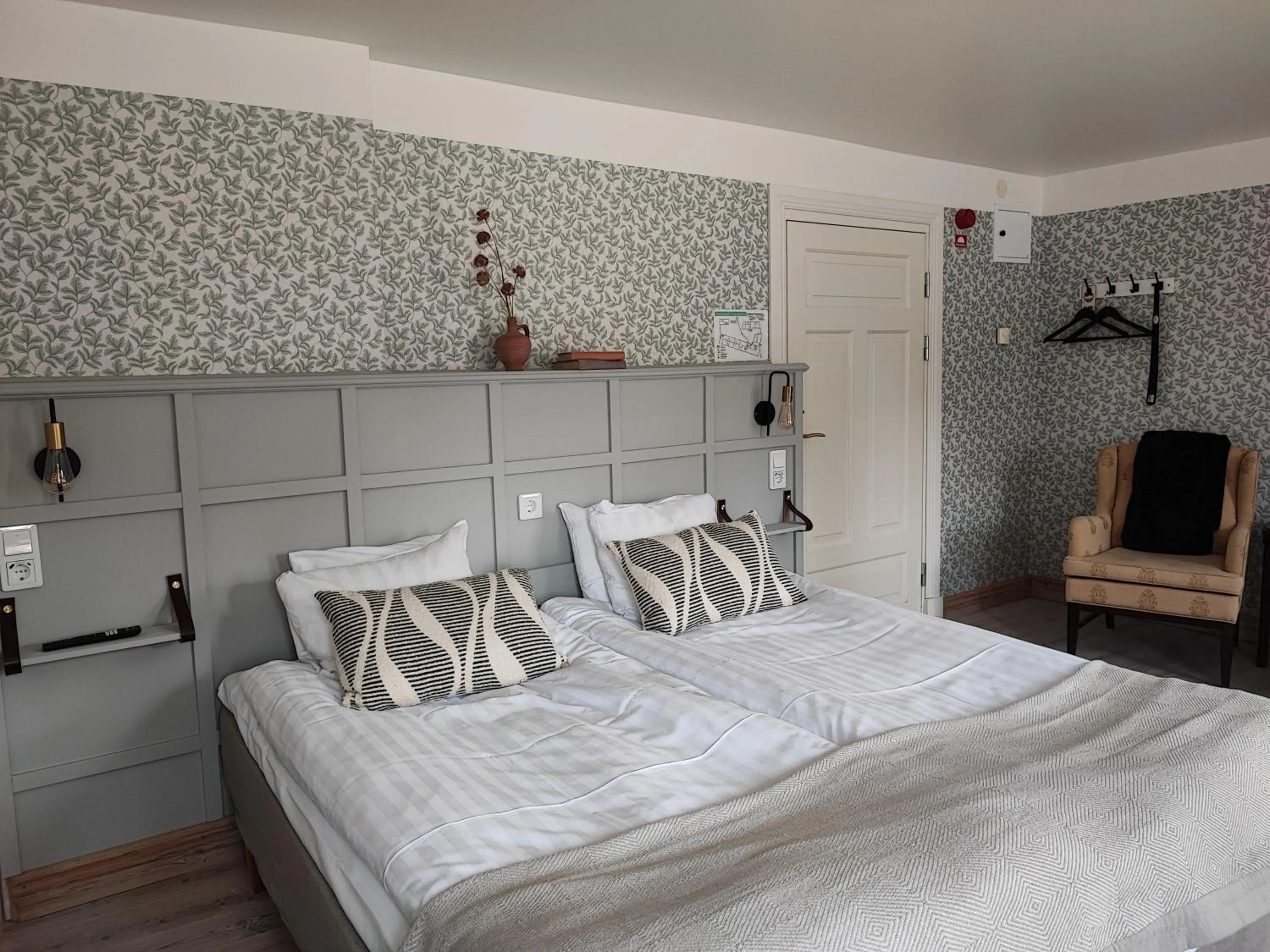 Property building, Bed in Lilla Hotellet