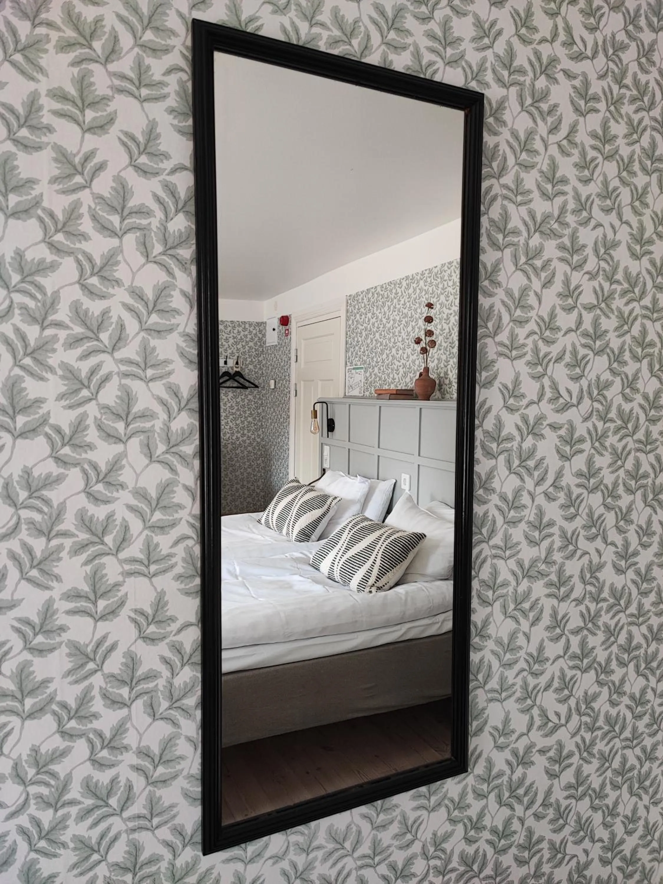 Property building, Bed in Lilla Hotellet