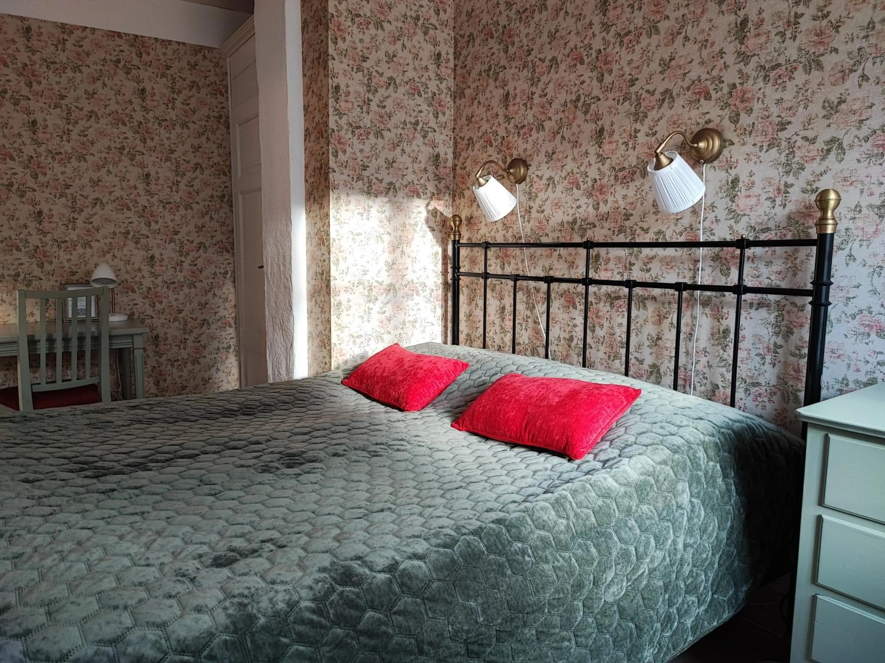 Property building, Bed in Lilla Hotellet