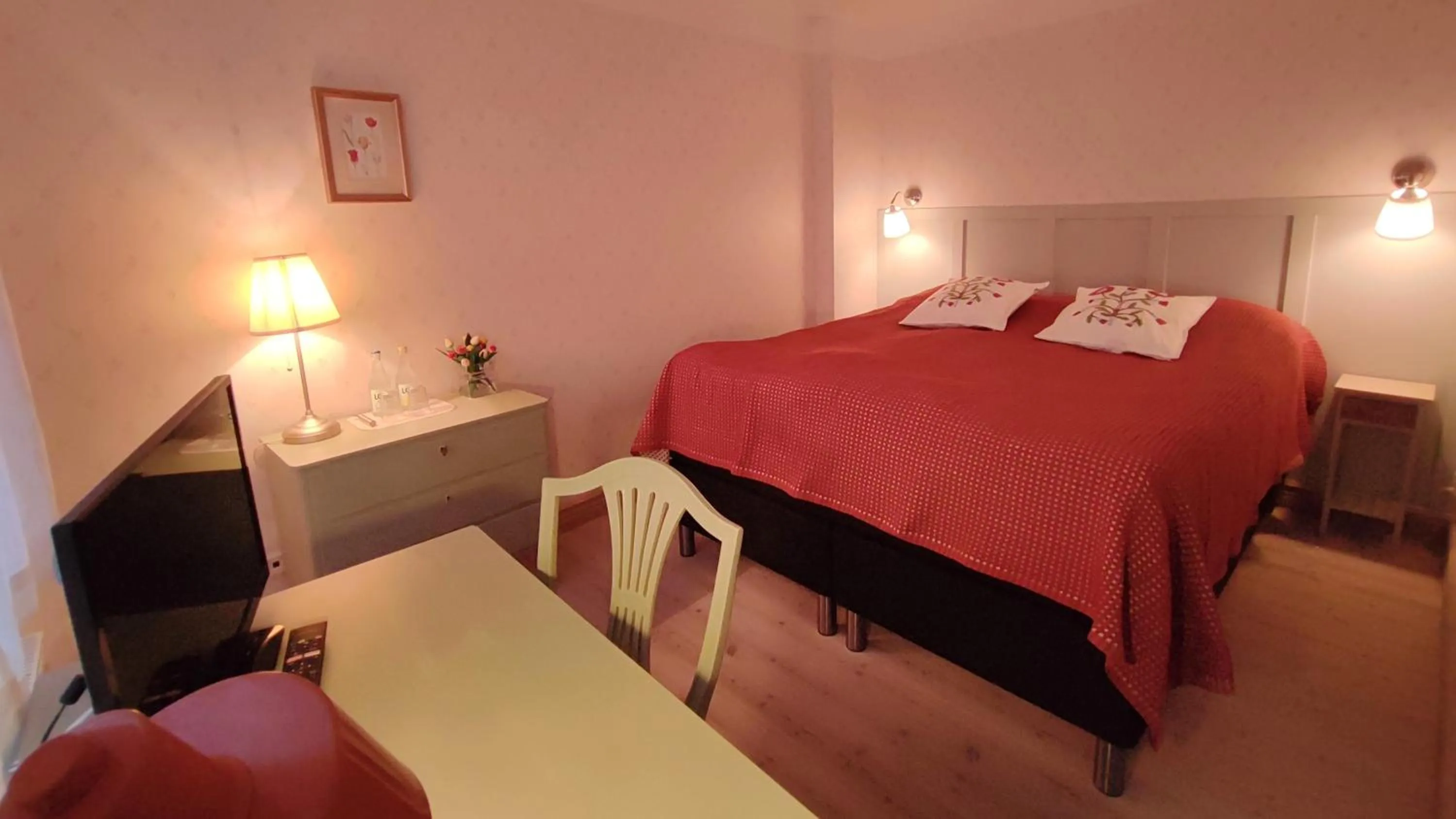 Property building, Bed in Lilla Hotellet