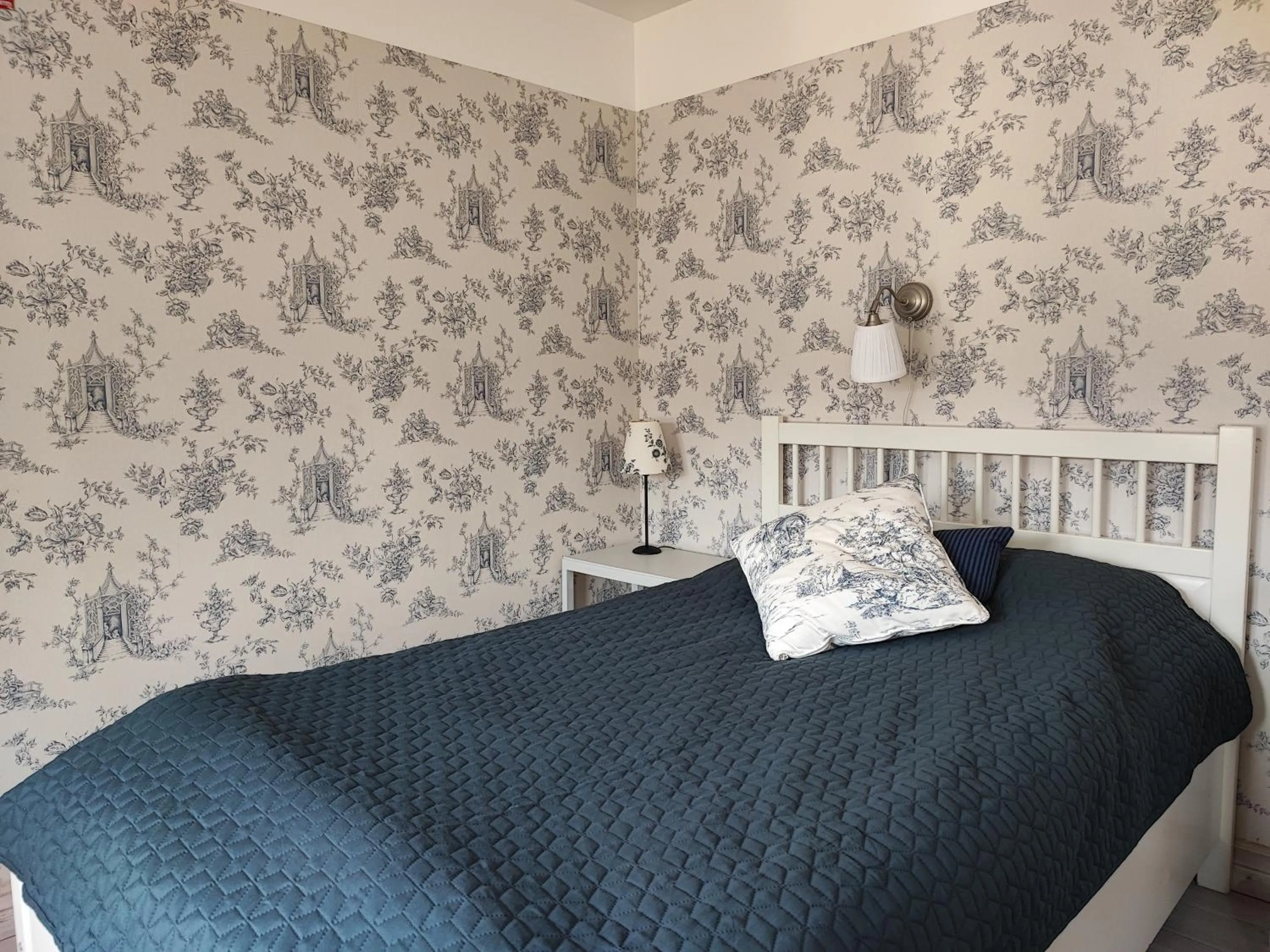 Property building, Bed in Lilla Hotellet