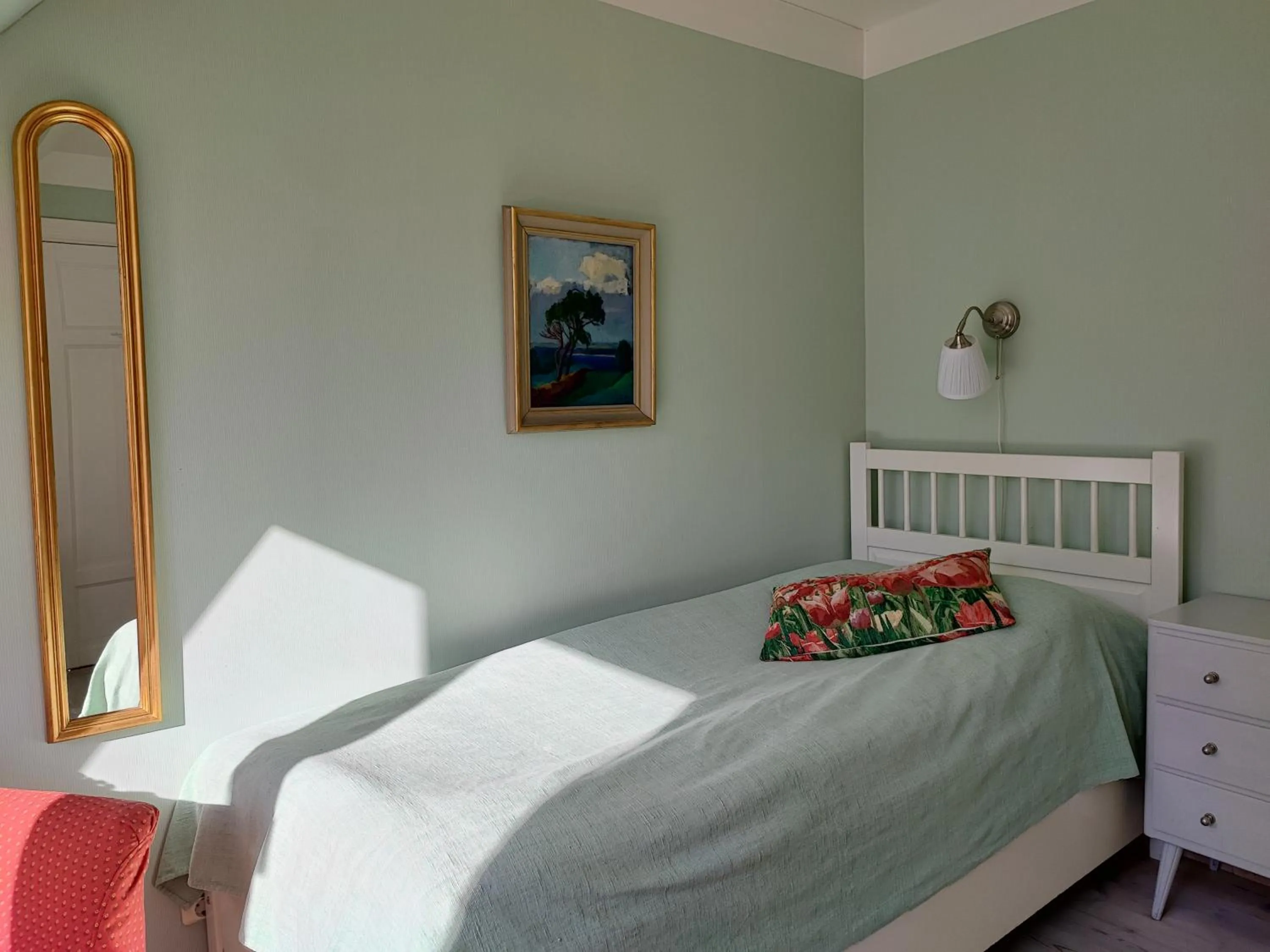 Property building, Bed in Lilla Hotellet