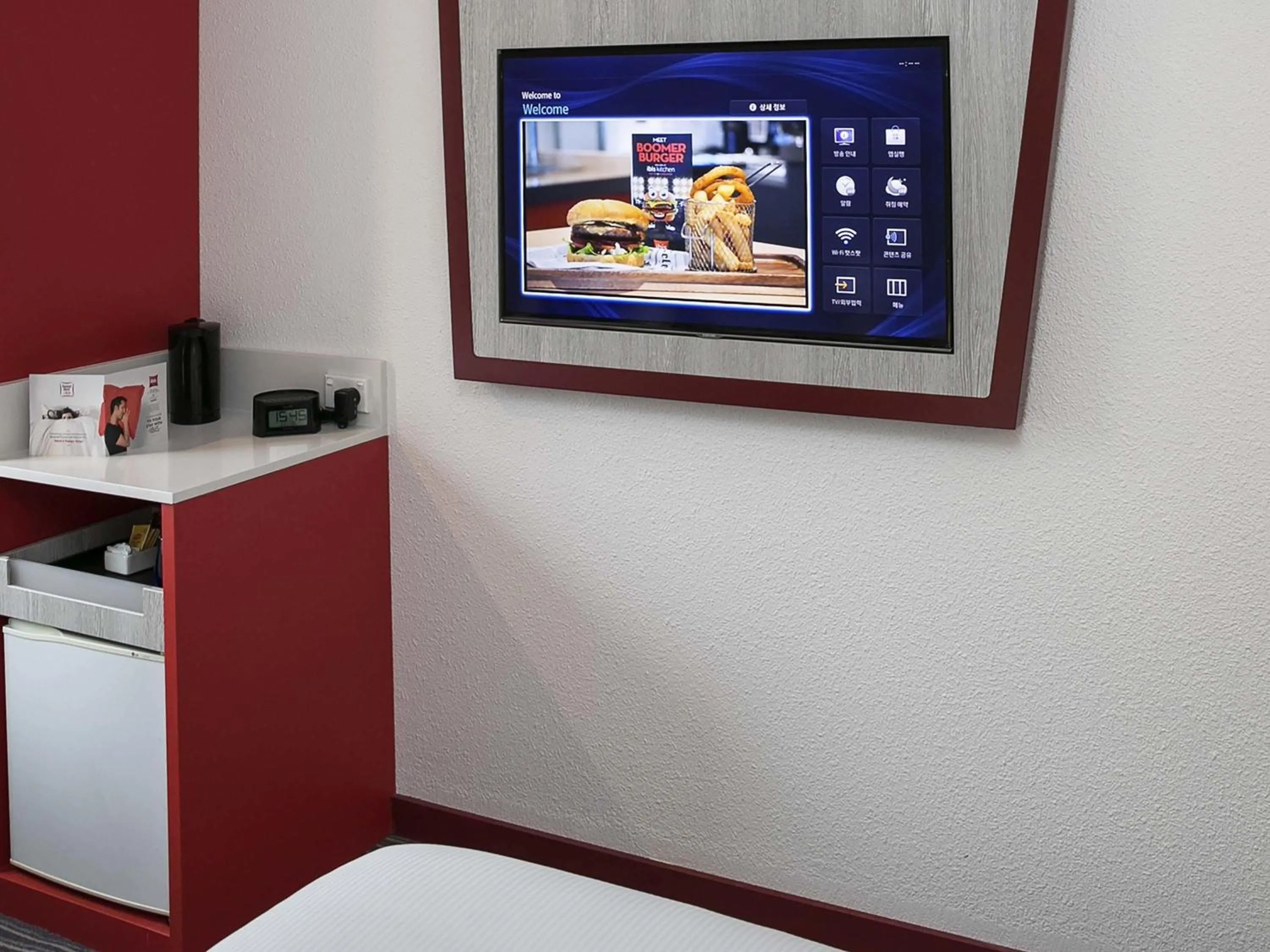 Bedroom in ibis Sydney Airport