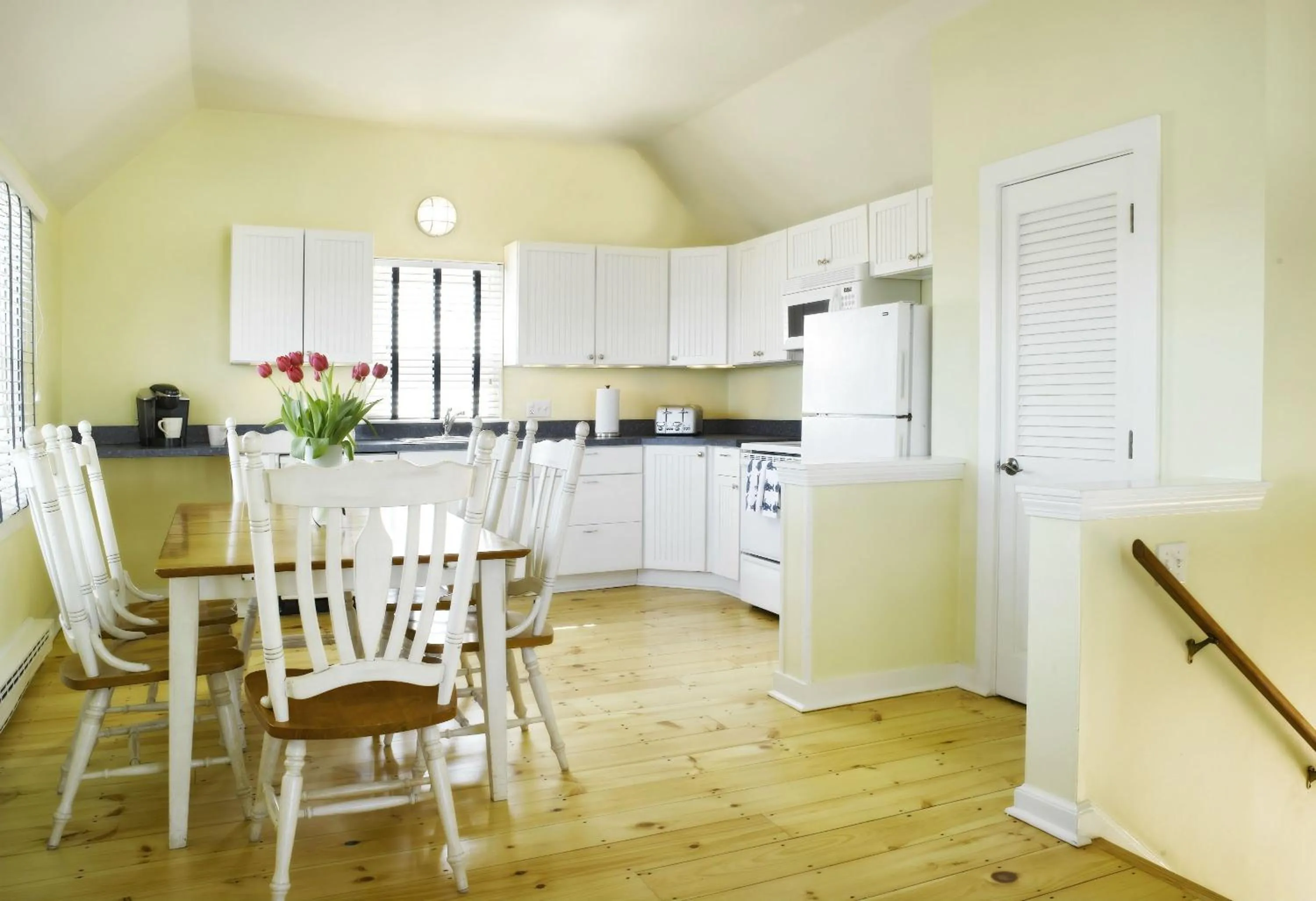 Dining area in The Cottages at Nantucket Boat Basin