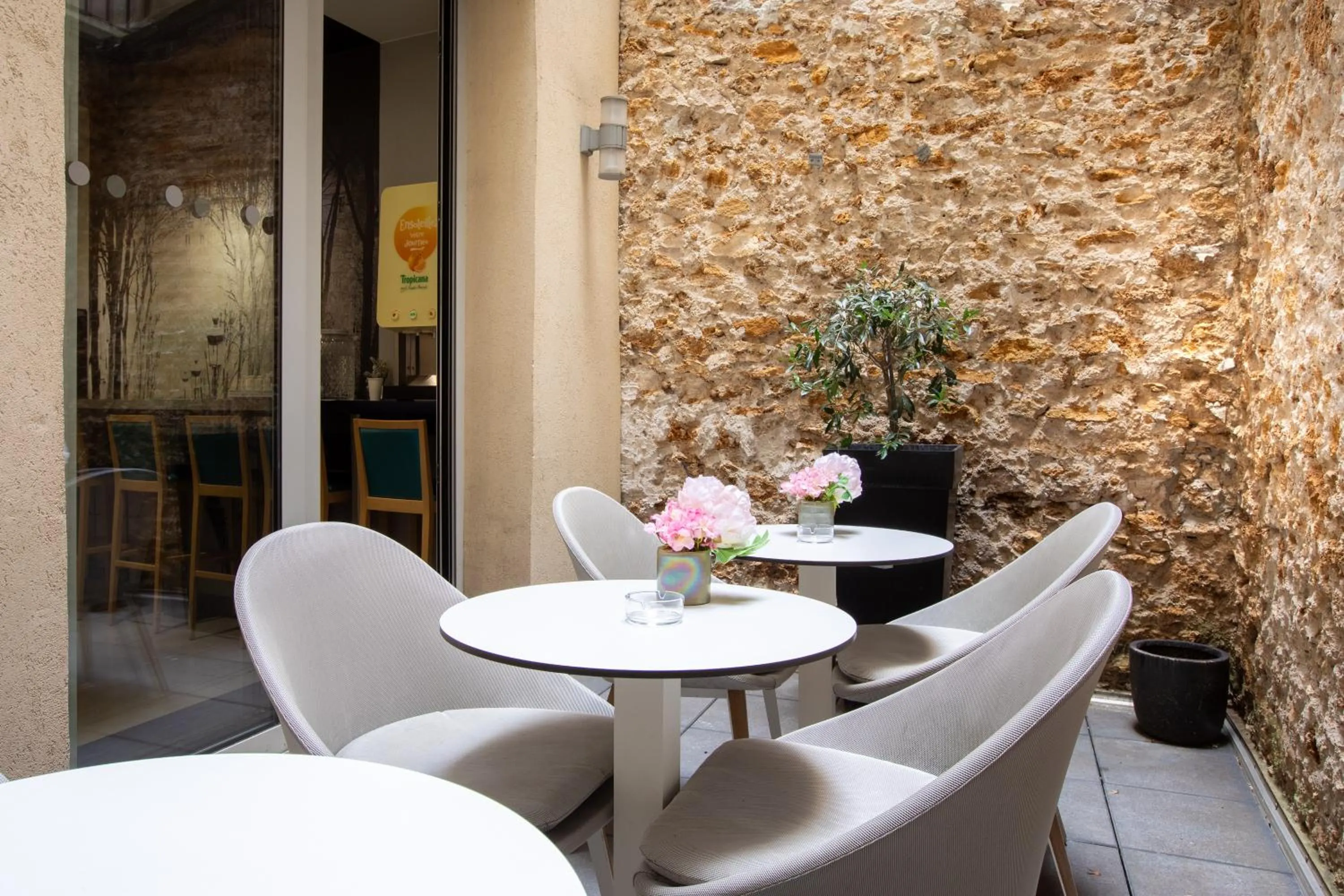Dining area in Prince Albert Montmartre