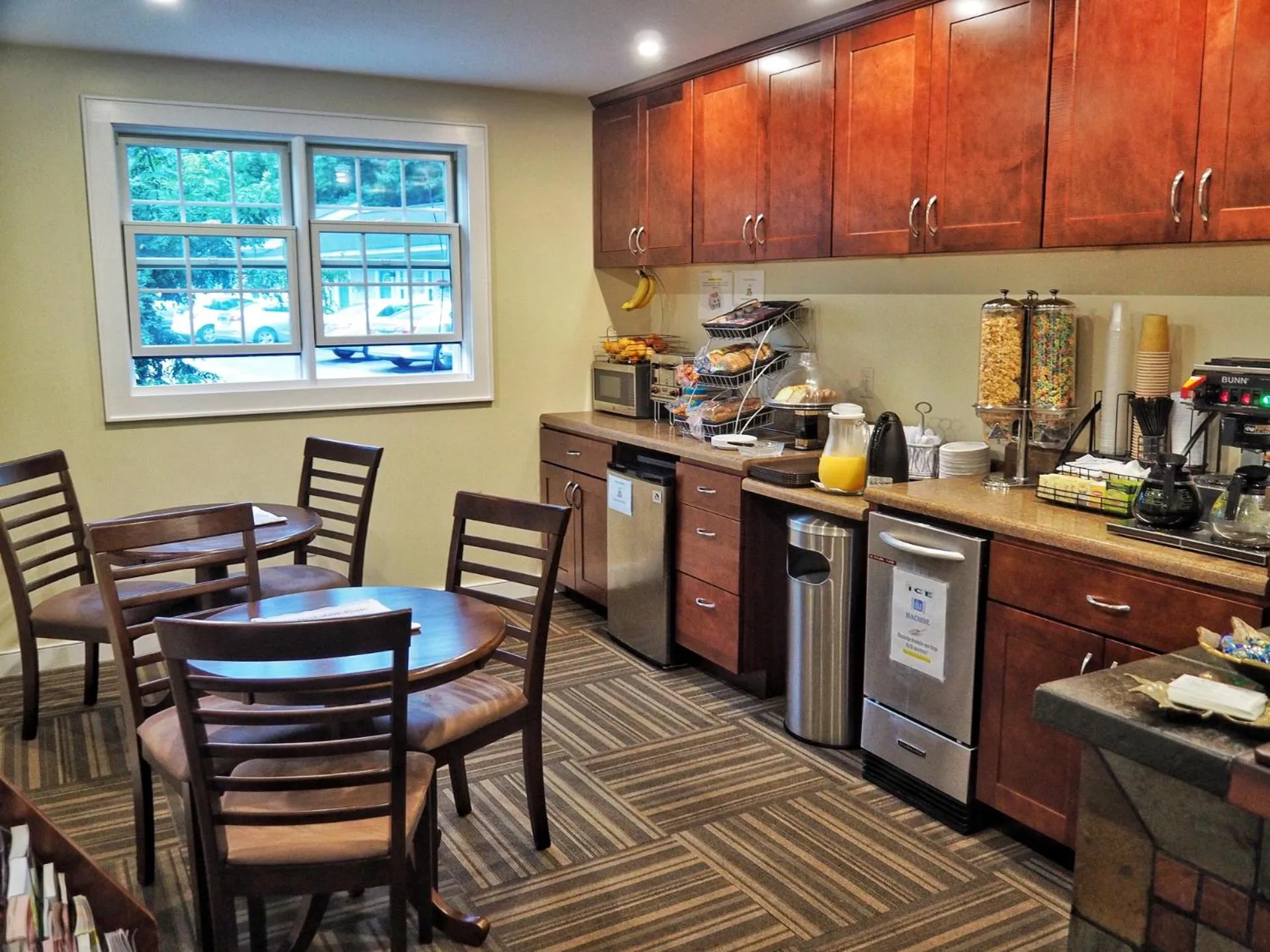 Breakfast in Maple Terrace Motel