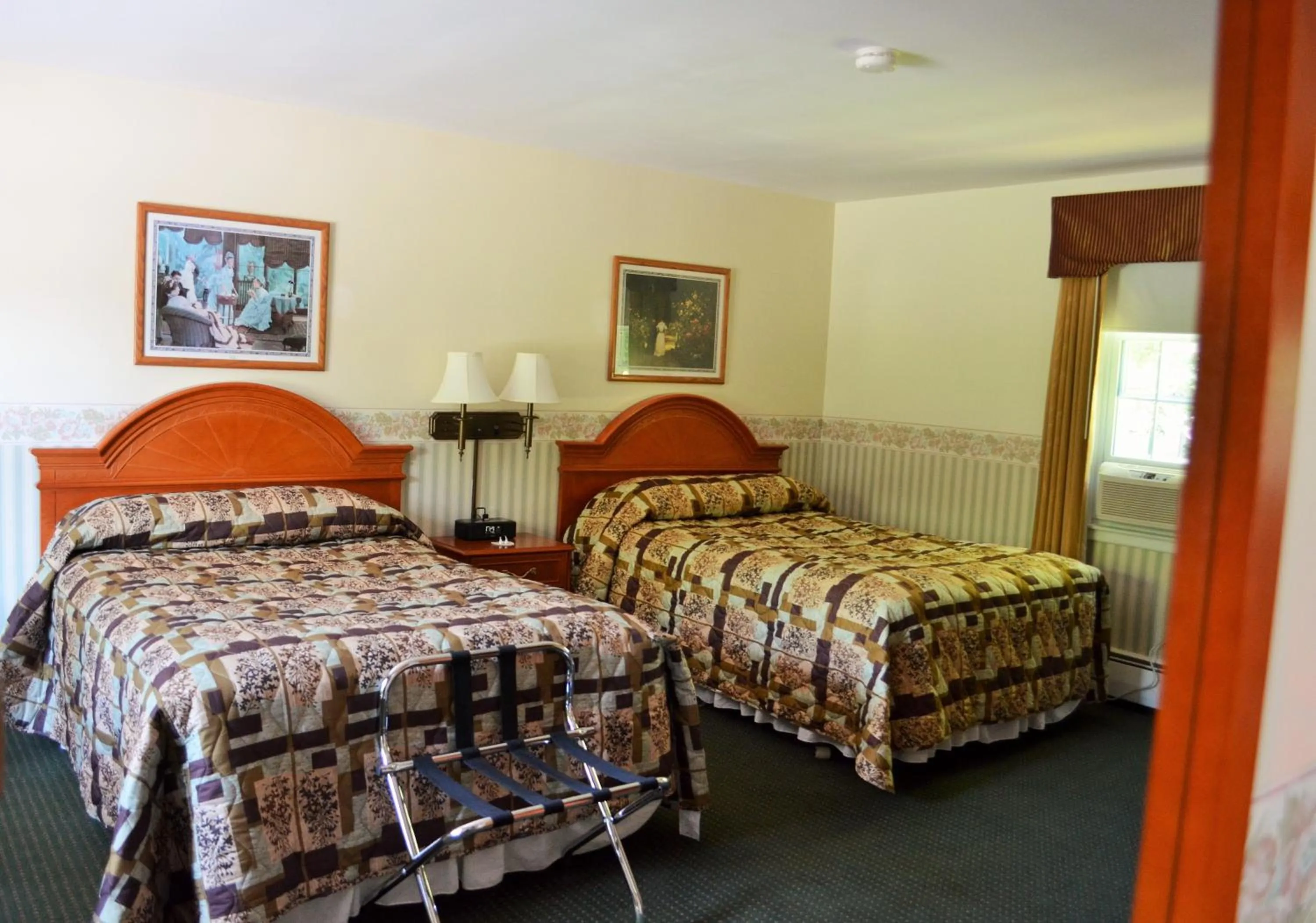 Decorative detail, Bed in Maple Terrace Motel