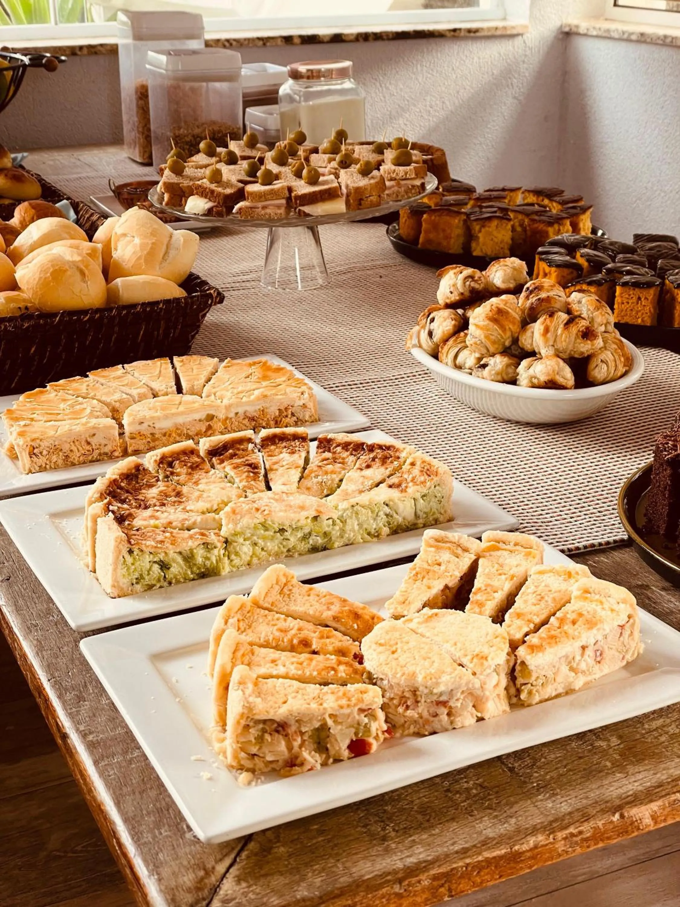 Buffet breakfast in Pousada Cantinho da Serra