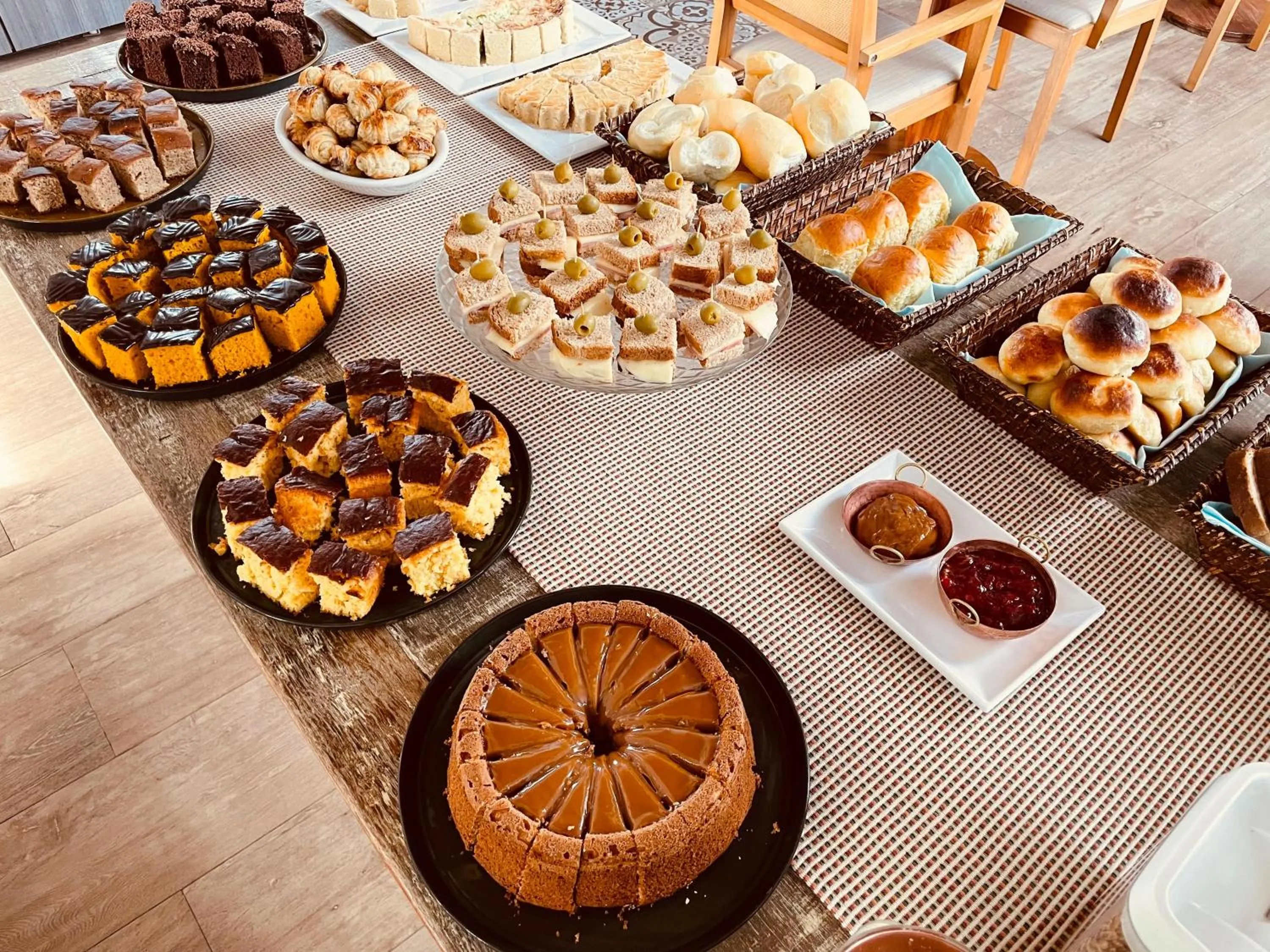 Buffet breakfast in Pousada Cantinho da Serra