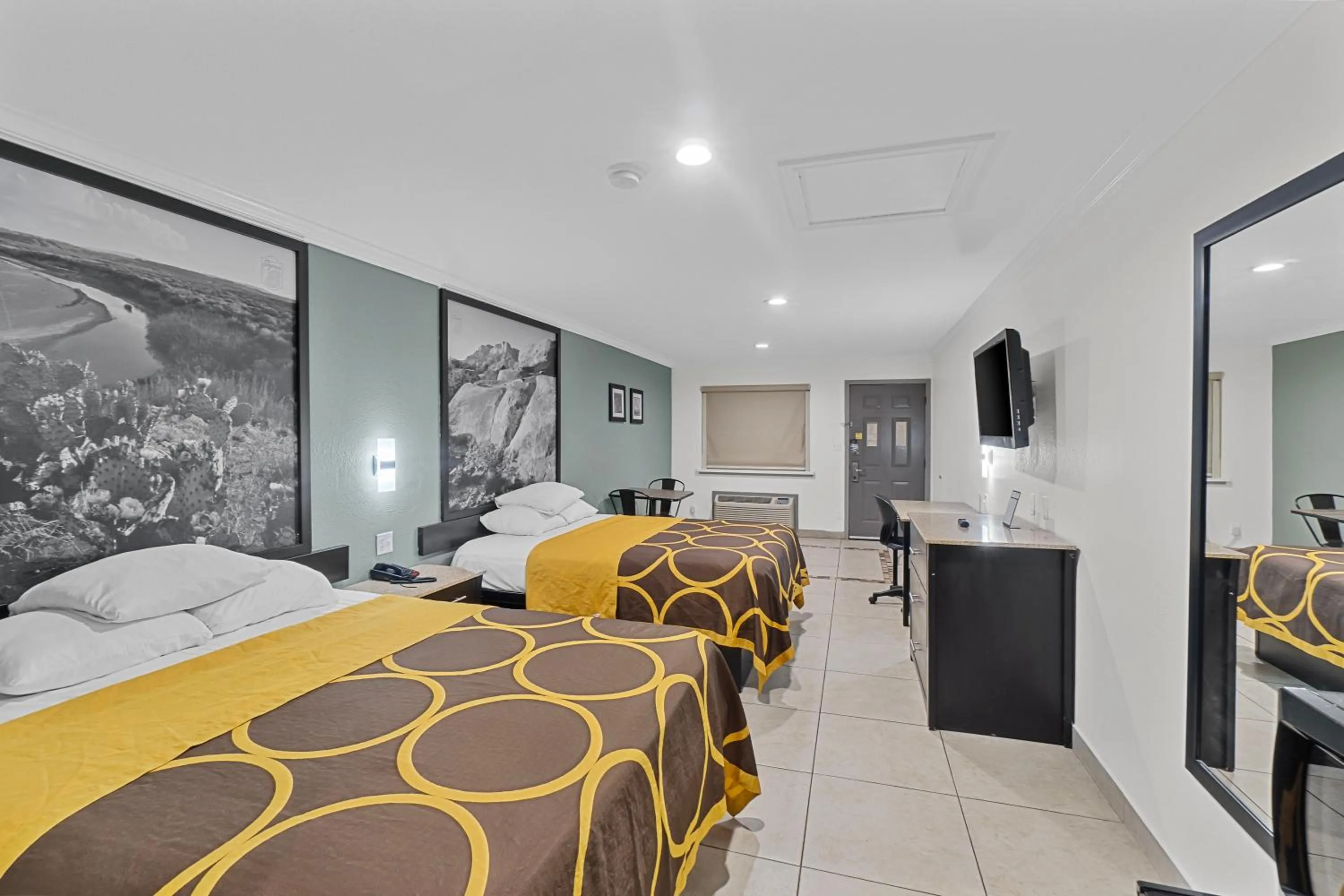 Photo of the whole room, Bed in Super 8 by Wyndham McAllen-Downtown-Airport-LA Plaza Mall