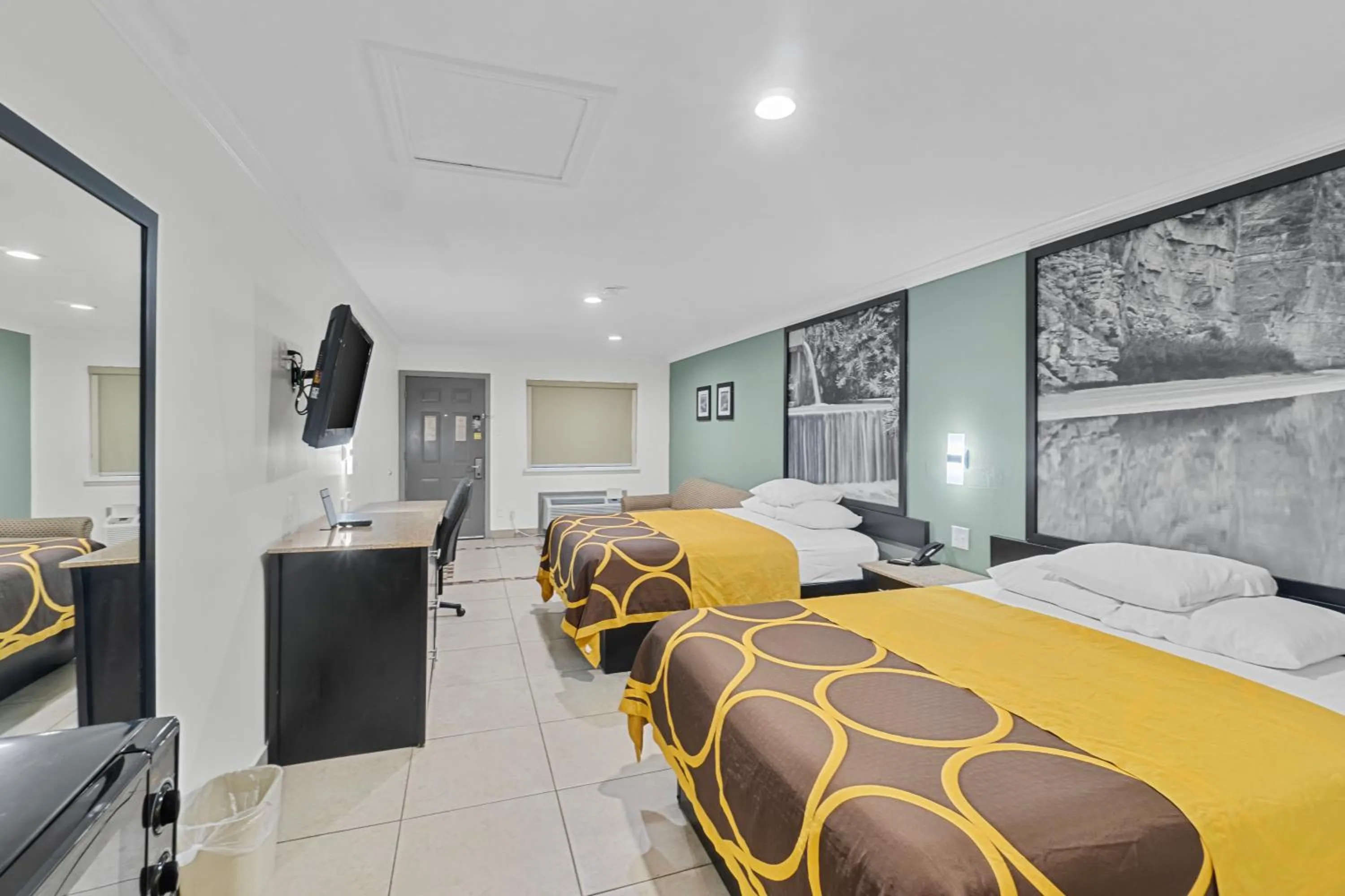 Photo of the whole room, Bed in Super 8 by Wyndham McAllen-Downtown-Airport-LA Plaza Mall