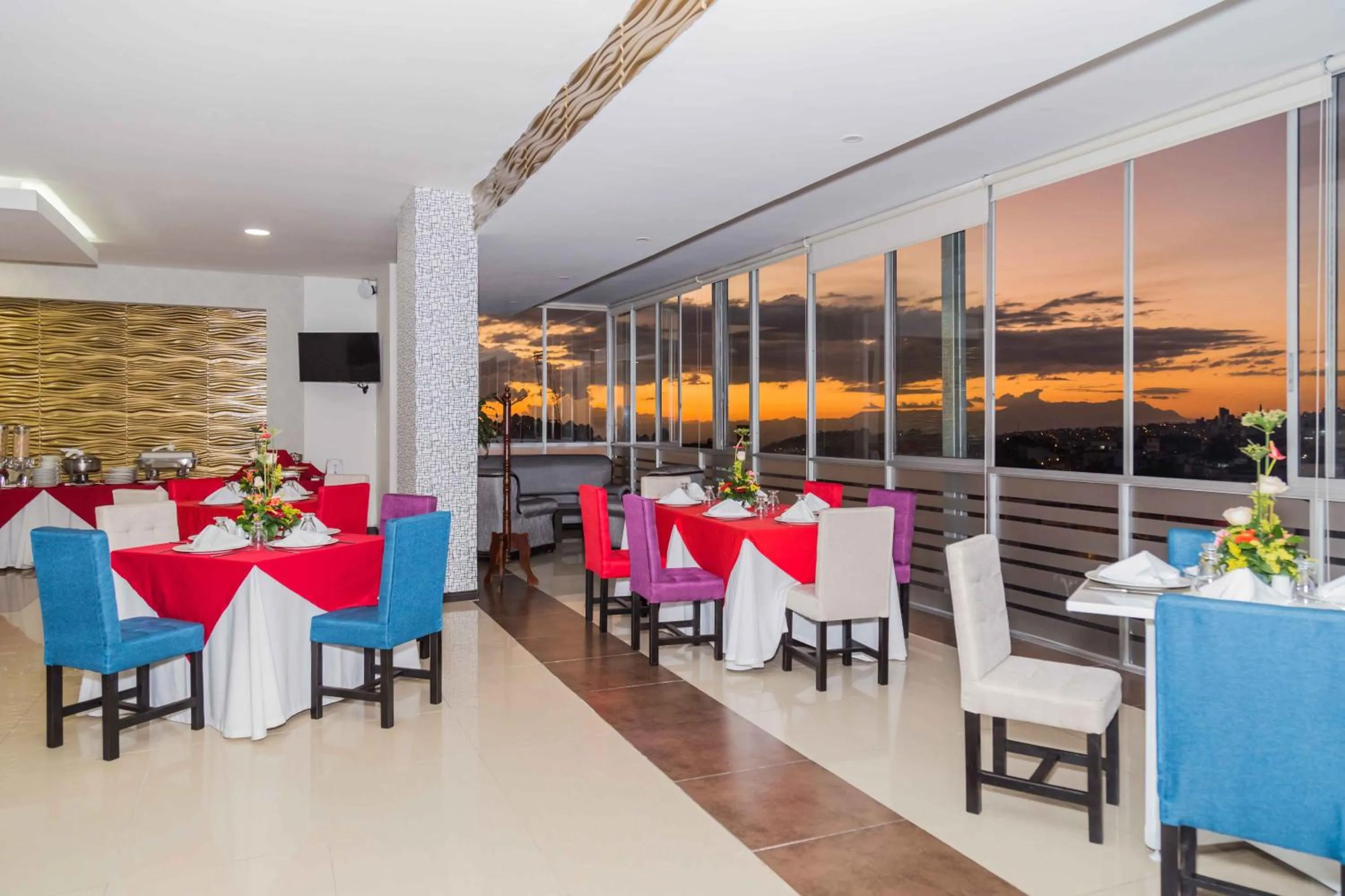 Restaurant/places to eat in Hotel Varuna