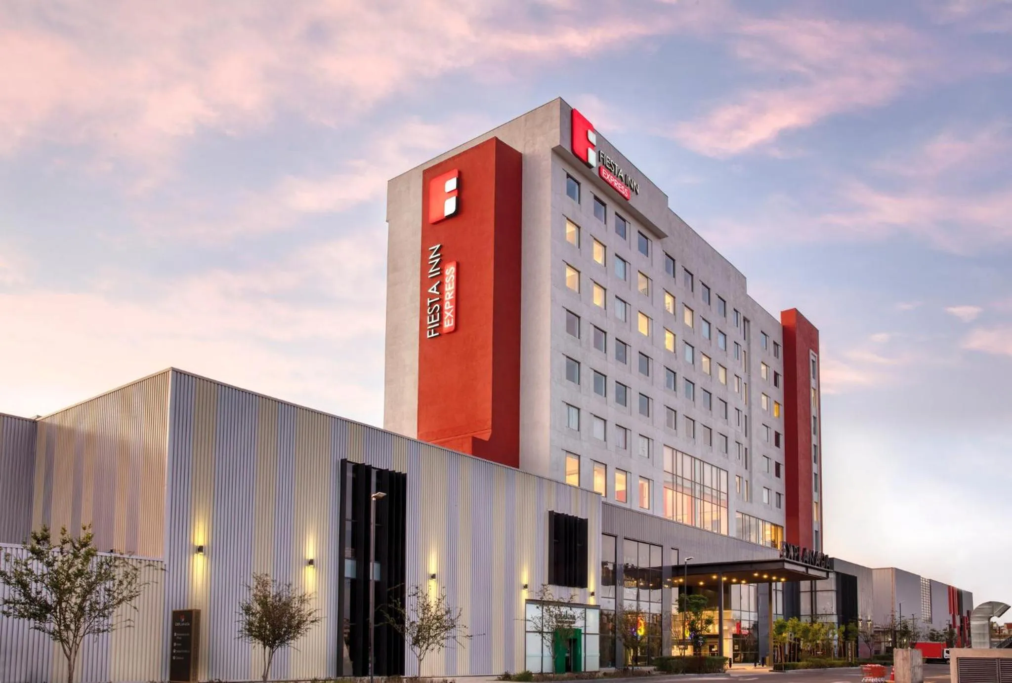 Property building in Fiesta Inn Express Puebla Explanada