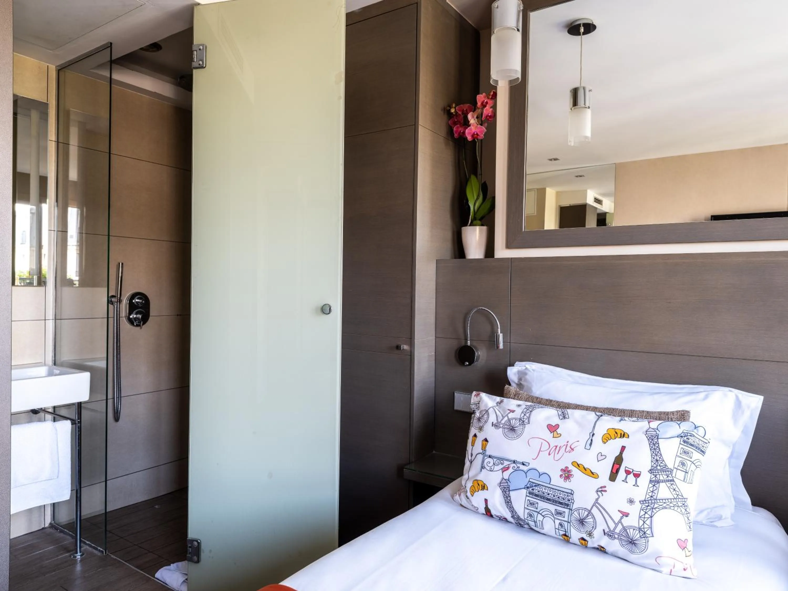 Bed in Hotel Minerve