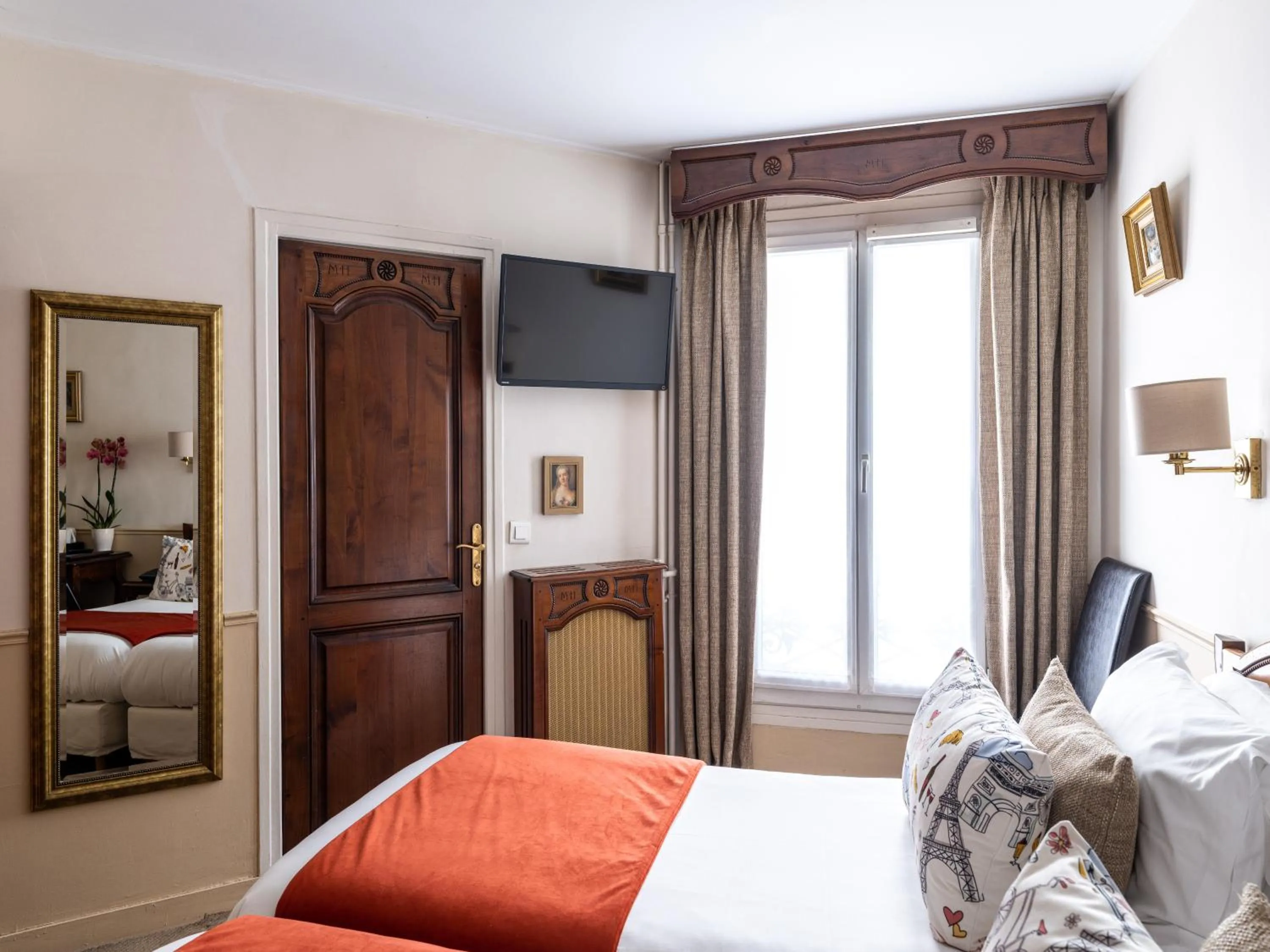 TV and multimedia, Bed in Hotel Minerve