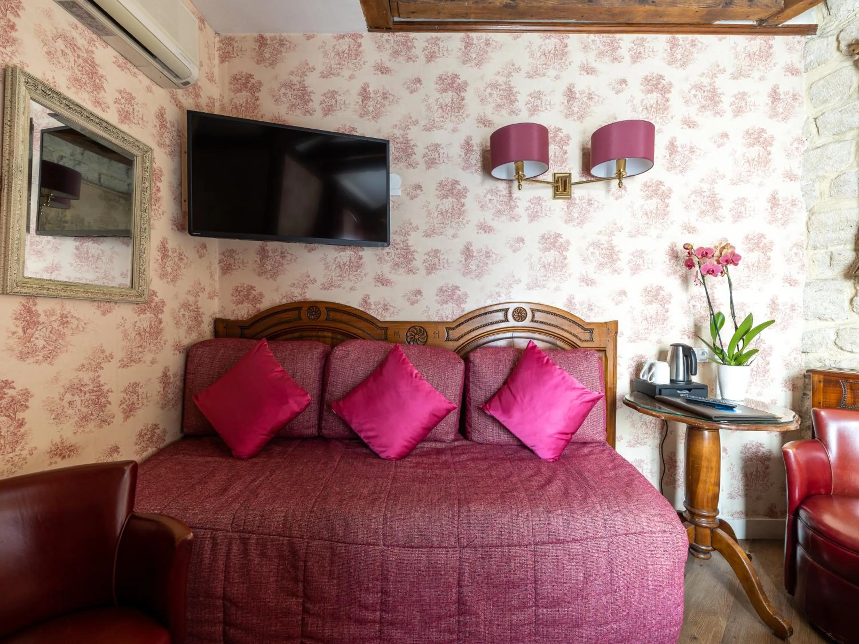 TV and multimedia, Bed in Hotel Minerve