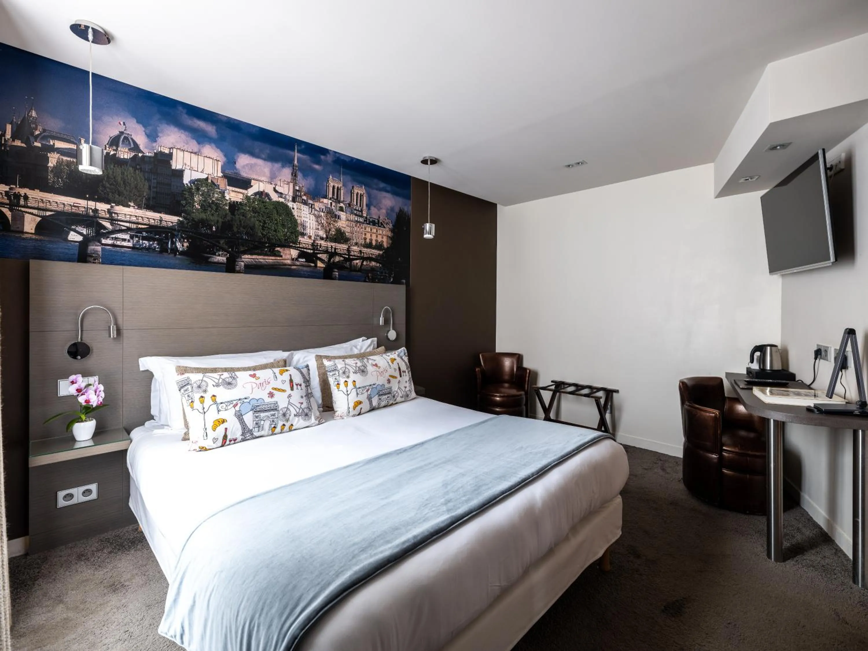 TV and multimedia, Bed in Hotel Minerve