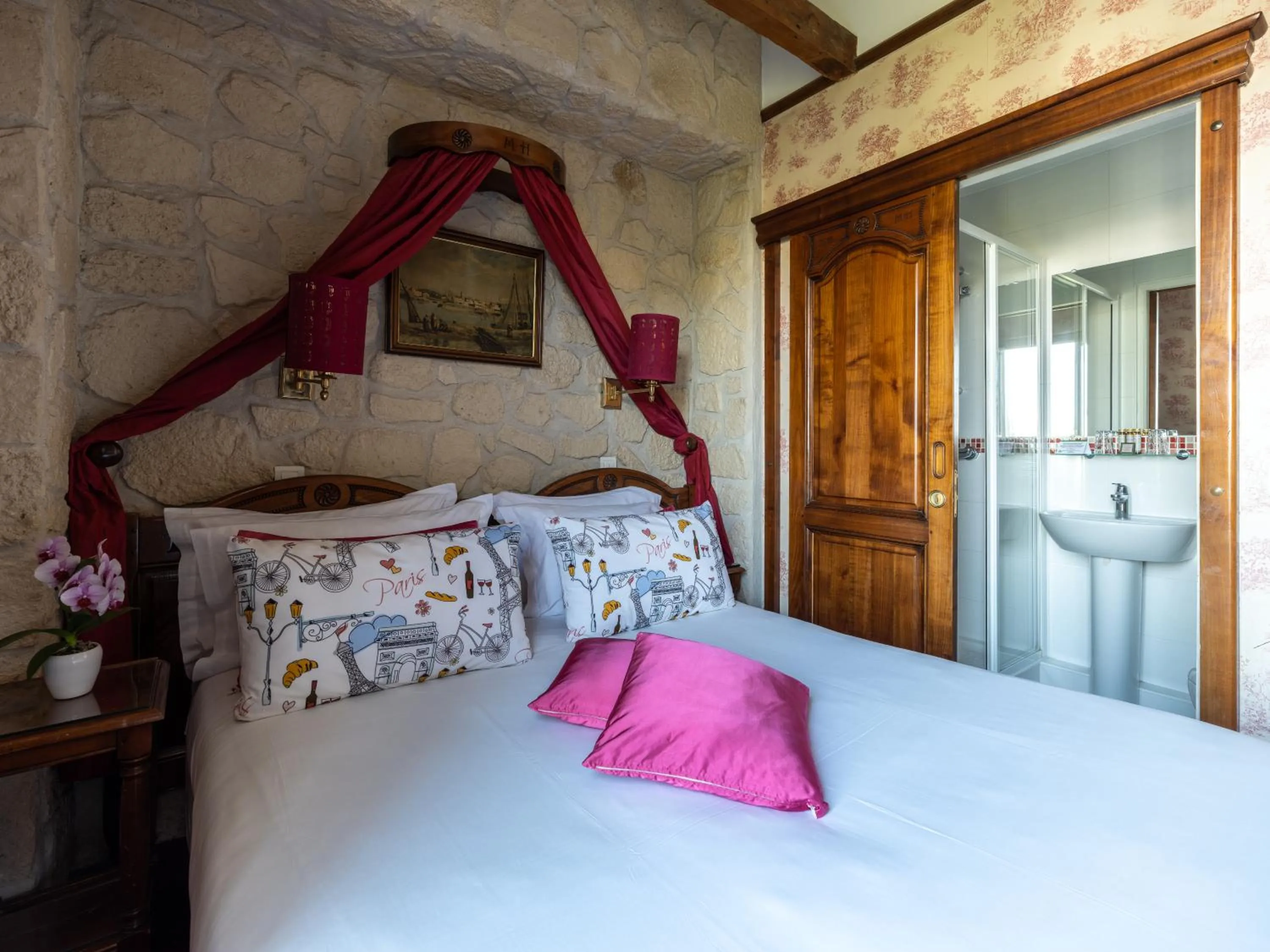 Bathroom, Bed in Hotel Minerve