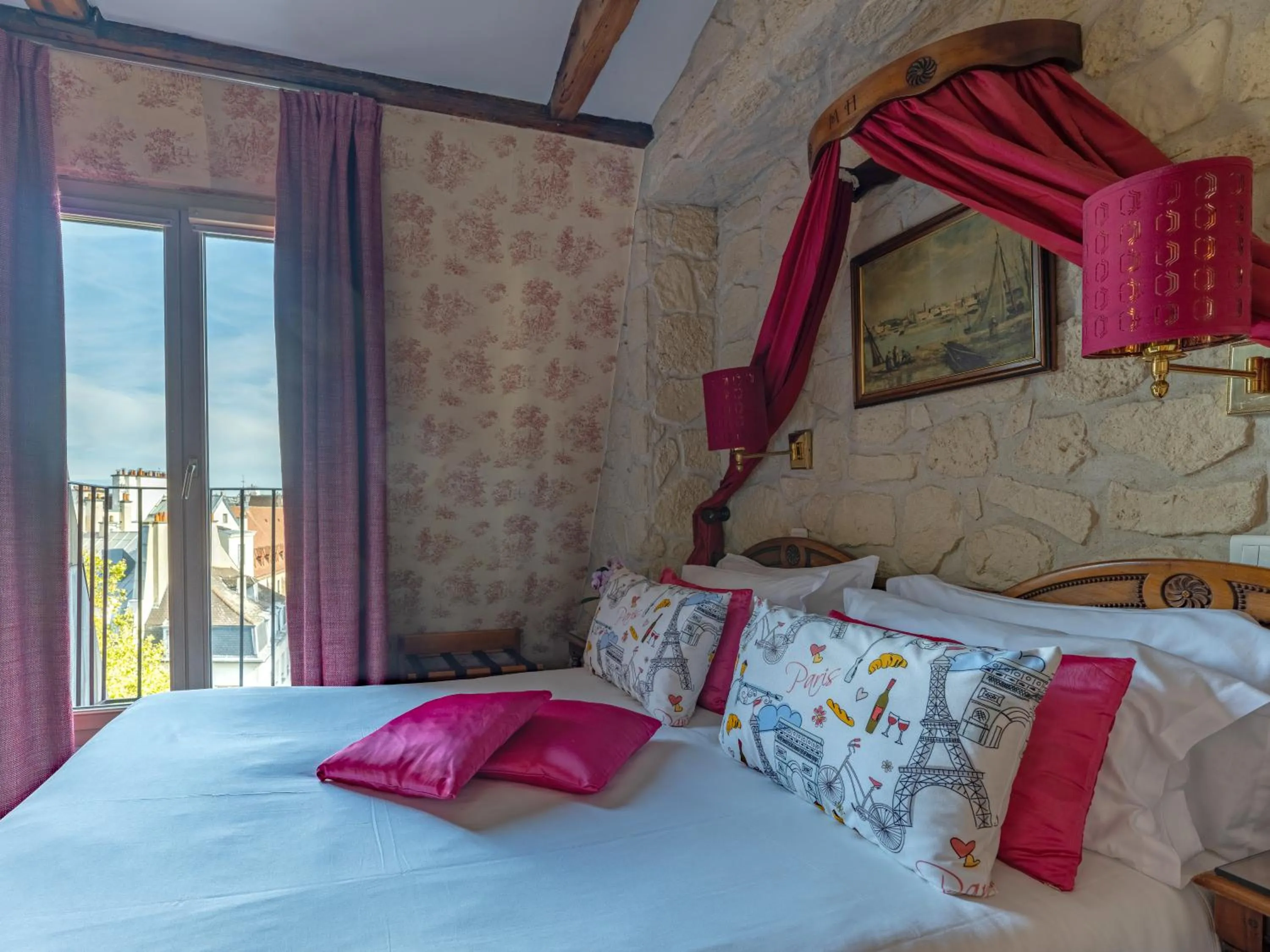 View (from property/room), Bed in Hotel Minerve