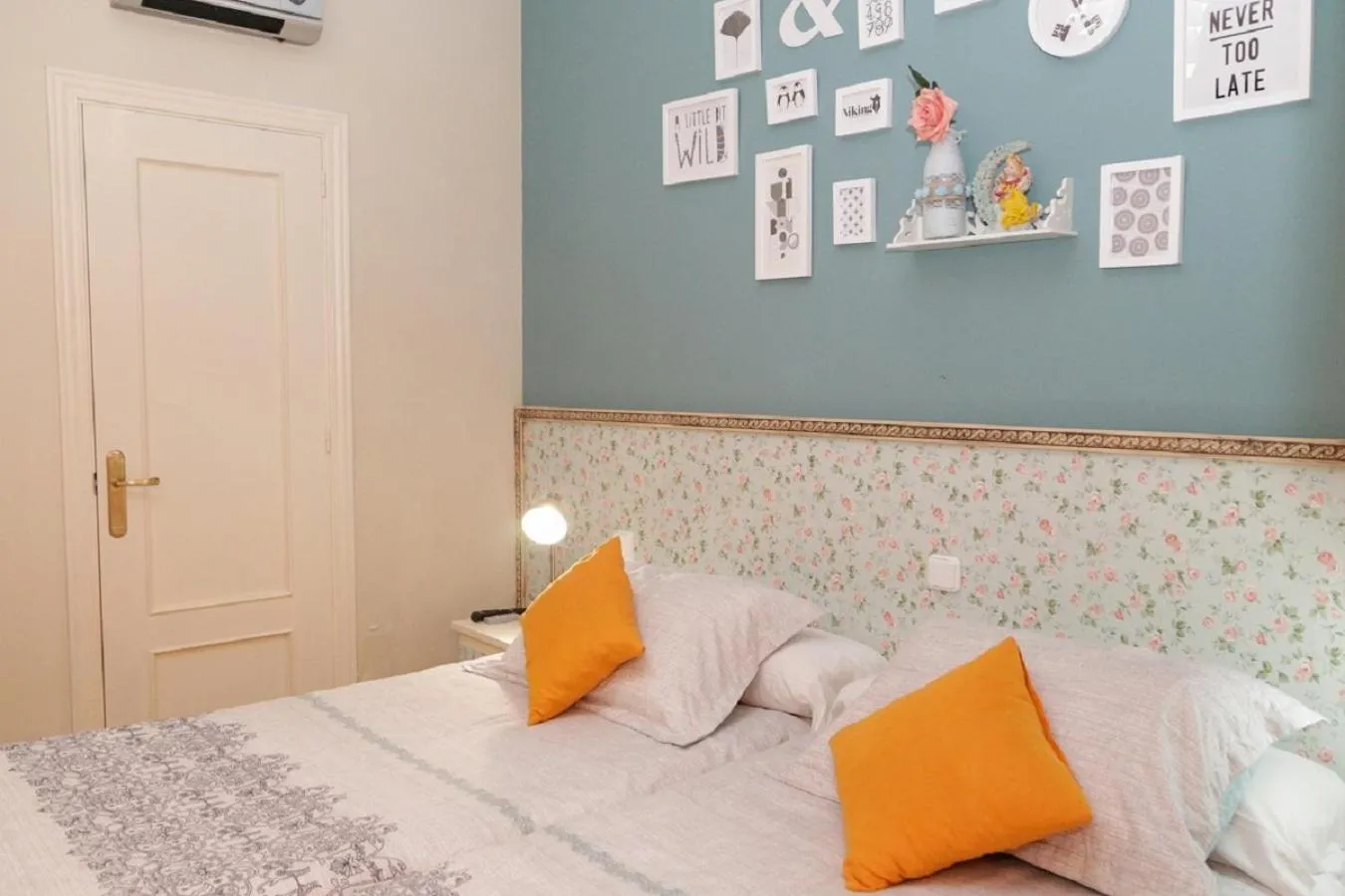 Photo of the whole room, Bed in Pension Internacional