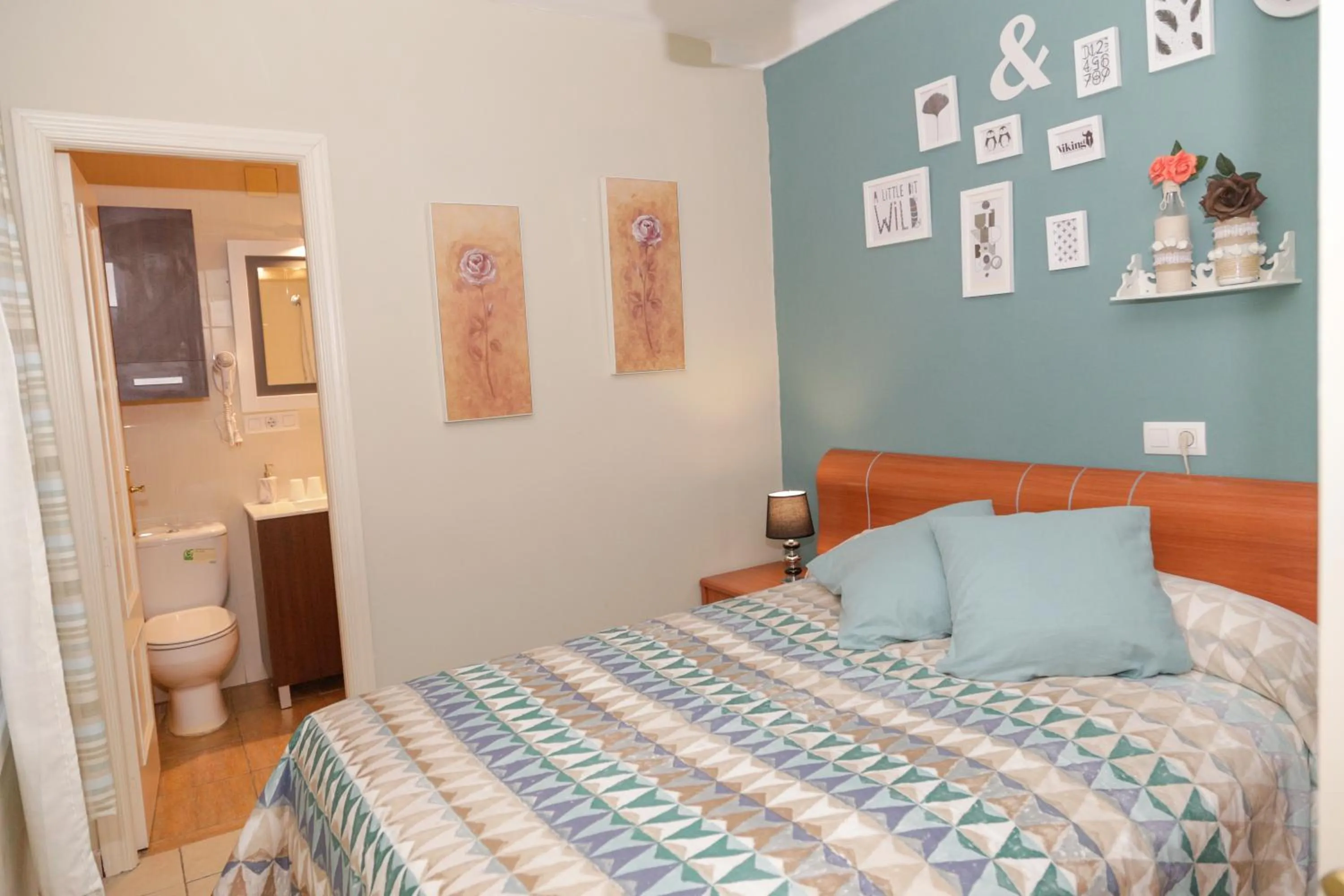 Photo of the whole room, Bed in Pension Internacional