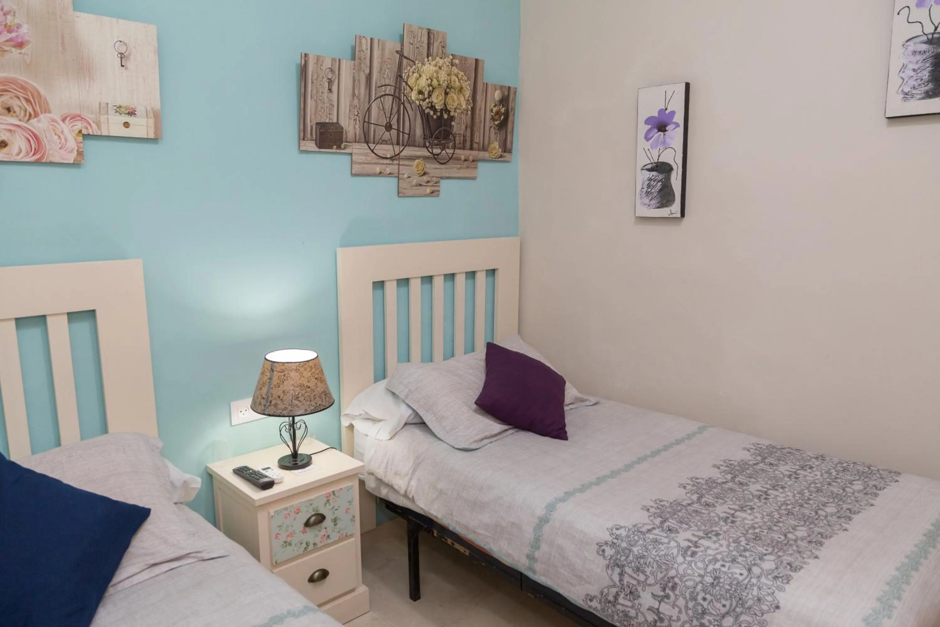 Photo of the whole room, Bed in Pension Internacional