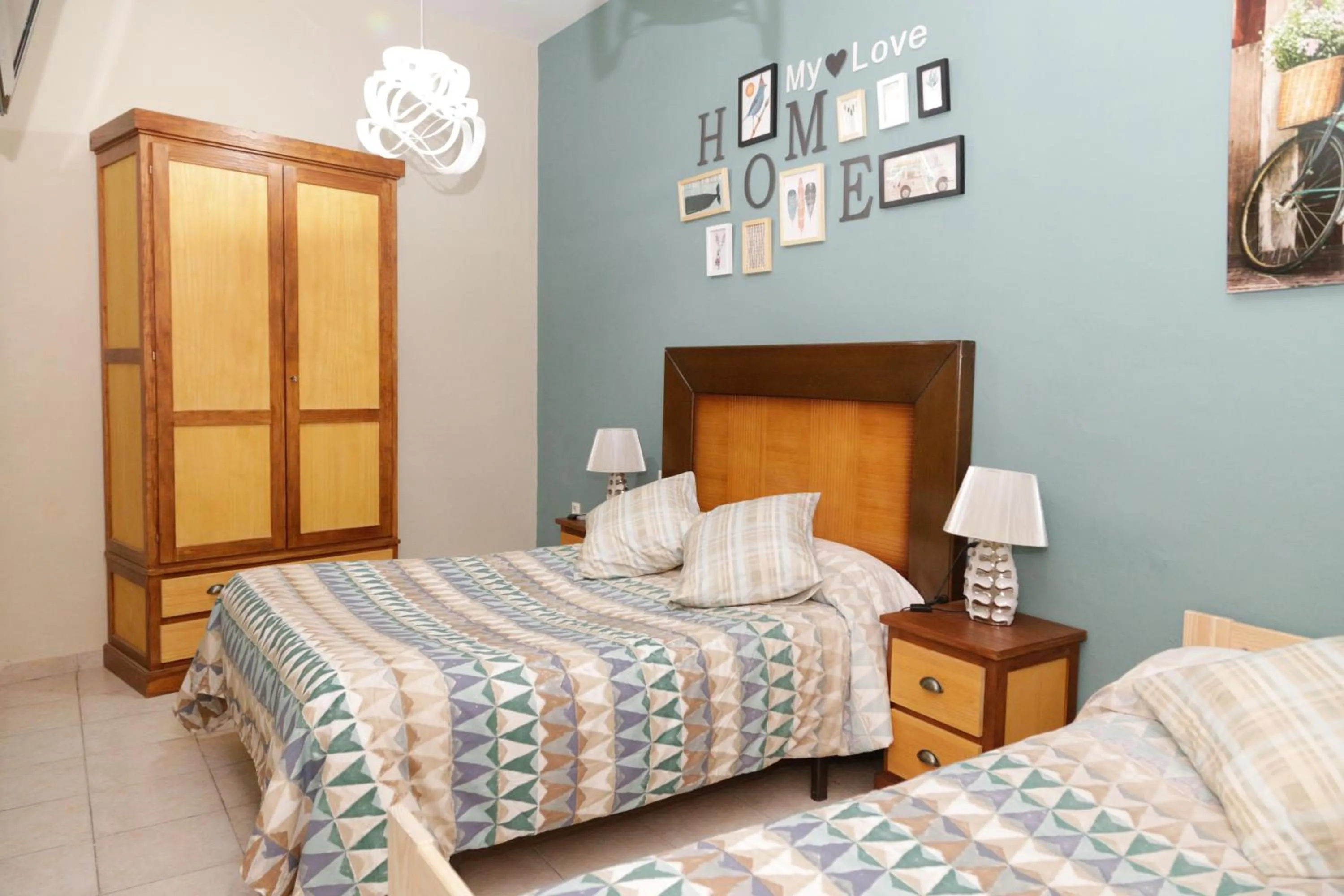 Photo of the whole room, Bed in Pension Internacional