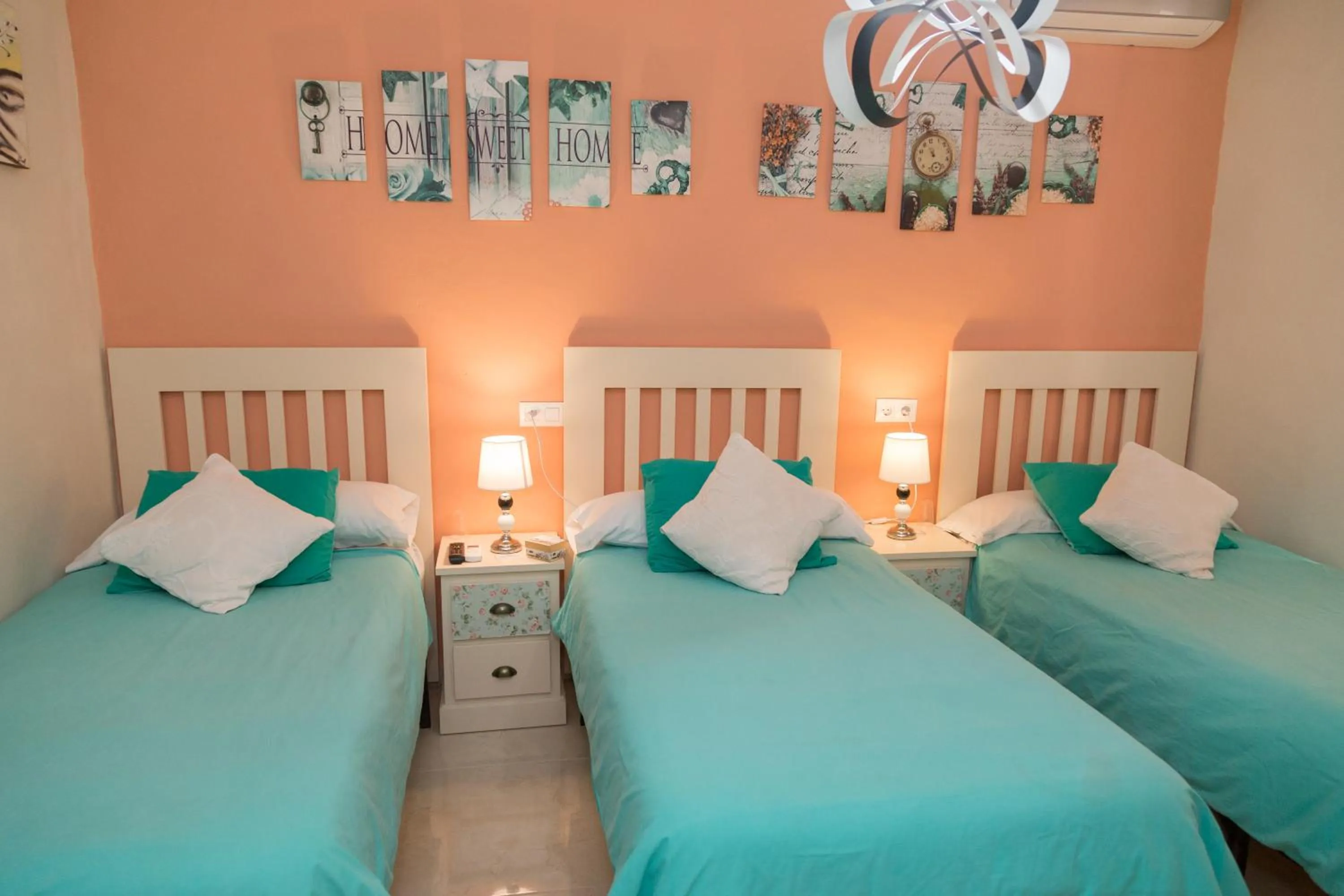 Photo of the whole room, Bed in Pension Internacional