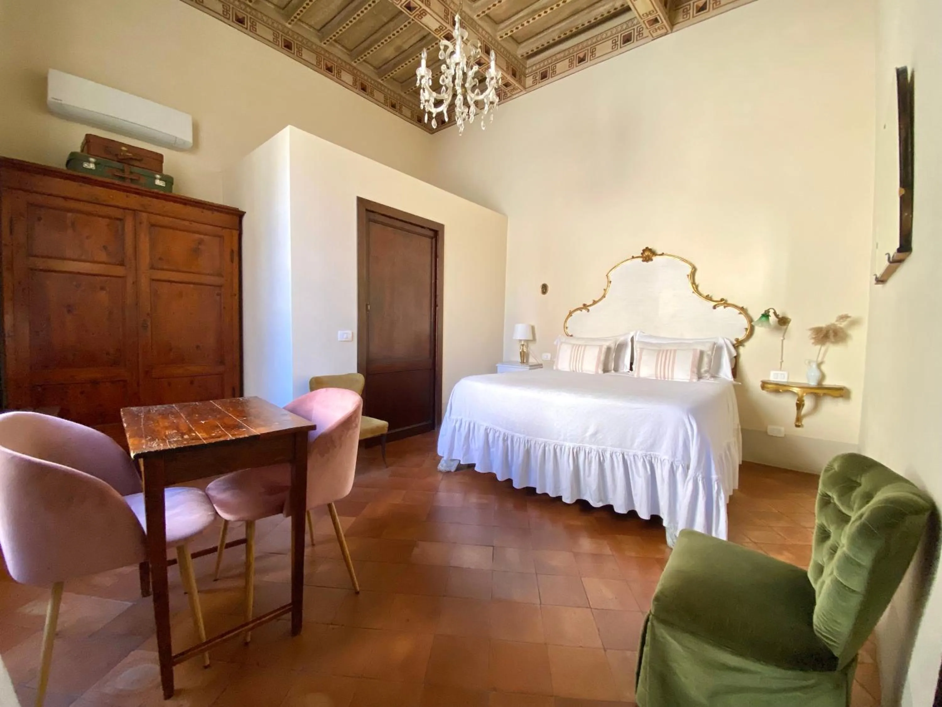 Photo of the whole room, Bed in 1550 Residenza d’Epoca