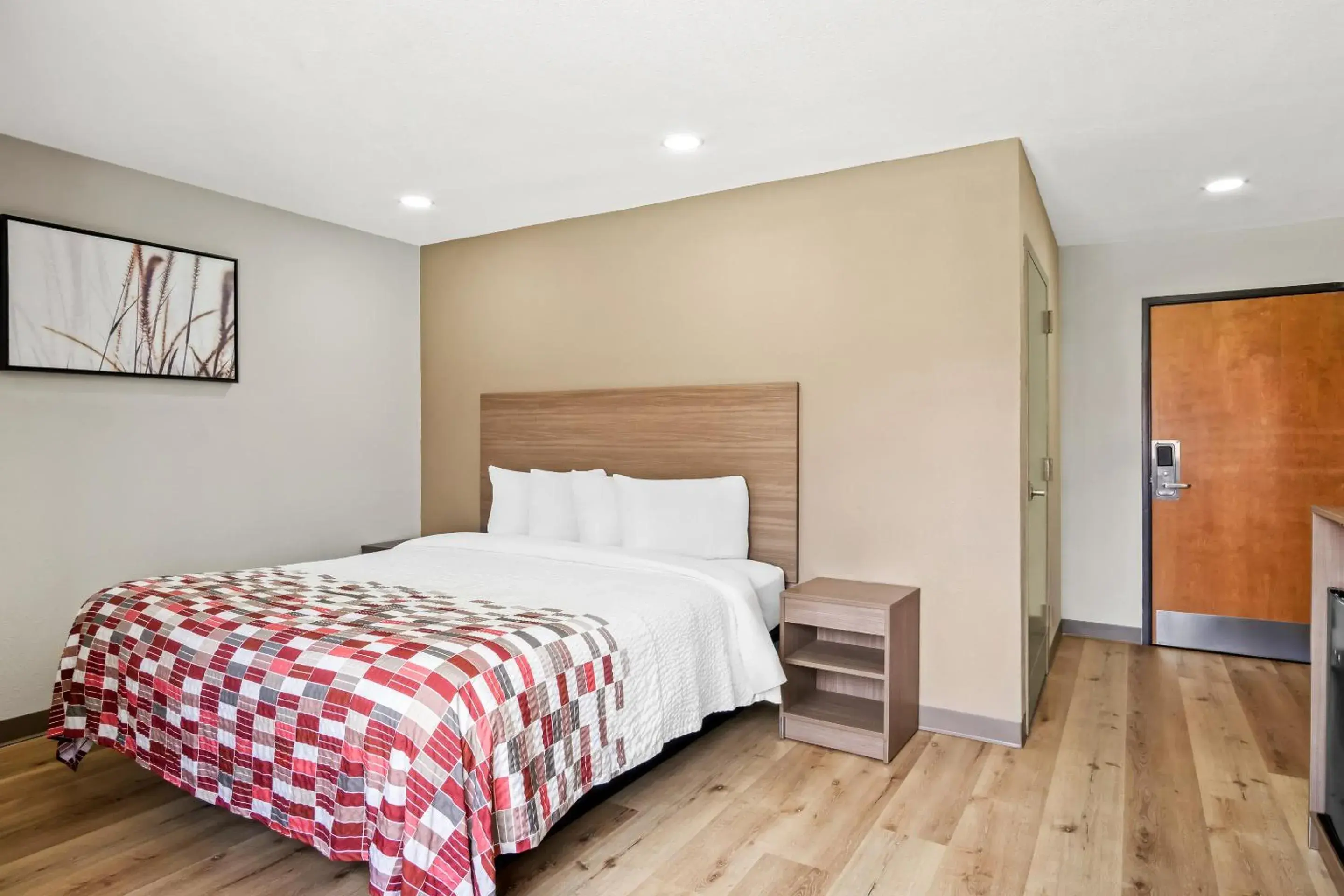 Deluxe King Room Disability Access Non-Smoking in Red Roof Inn & Suites Euless - DFW Airport Southwest Deluxe King Room Disability Access Non-Smoking in Red Roof Inn & Suites Euless - DFW Airport Southwest