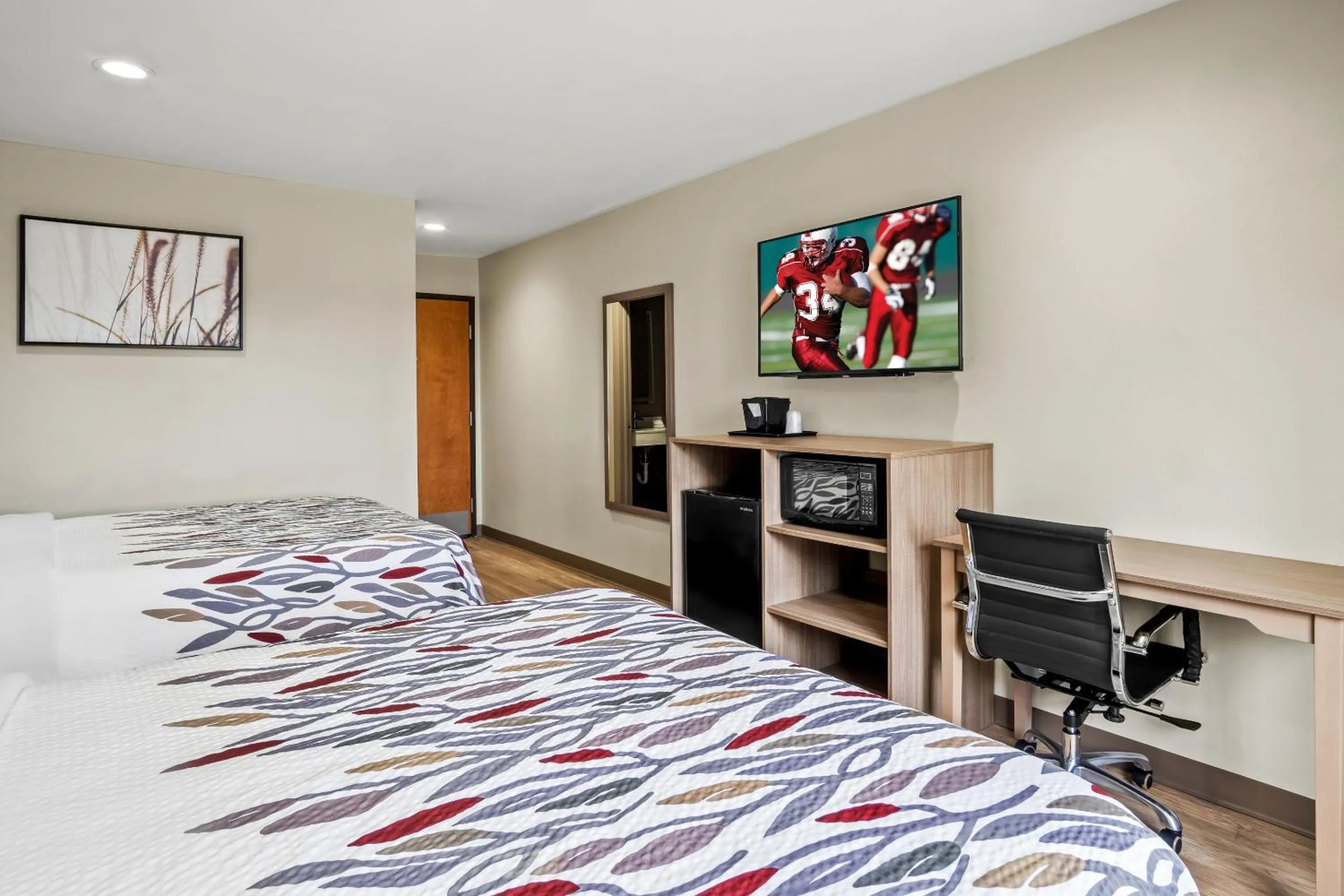 Photo of the whole room, Bed in Red Roof Inn & Suites Euless - DFW Airport Southwest