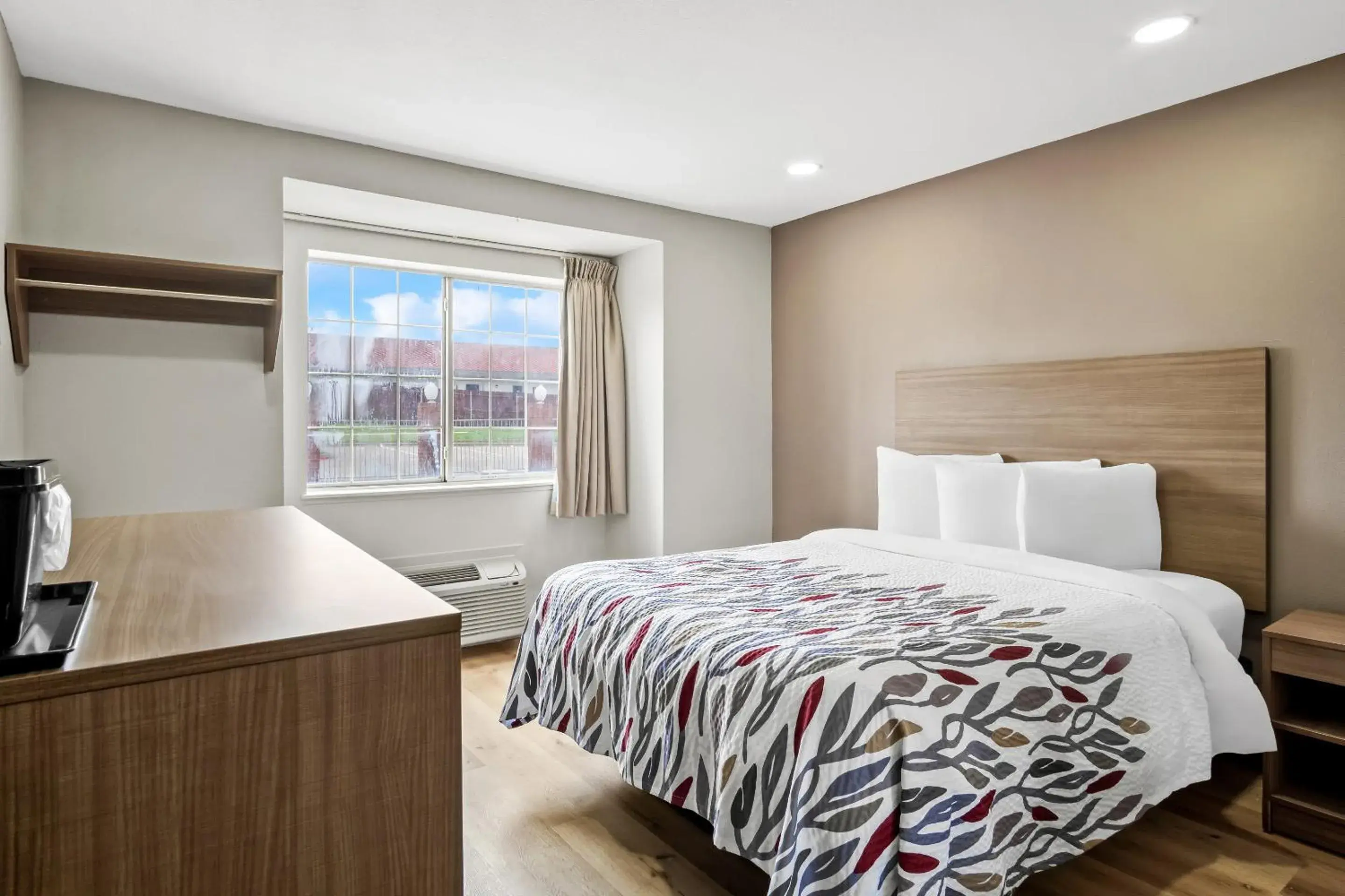 Deluxe Queen Room Non-Smoking in Red Roof Inn & Suites Euless - DFW Airport Southwest Deluxe Queen Room Non-Smoking in Red Roof Inn & Suites Euless - DFW Airport Southwest