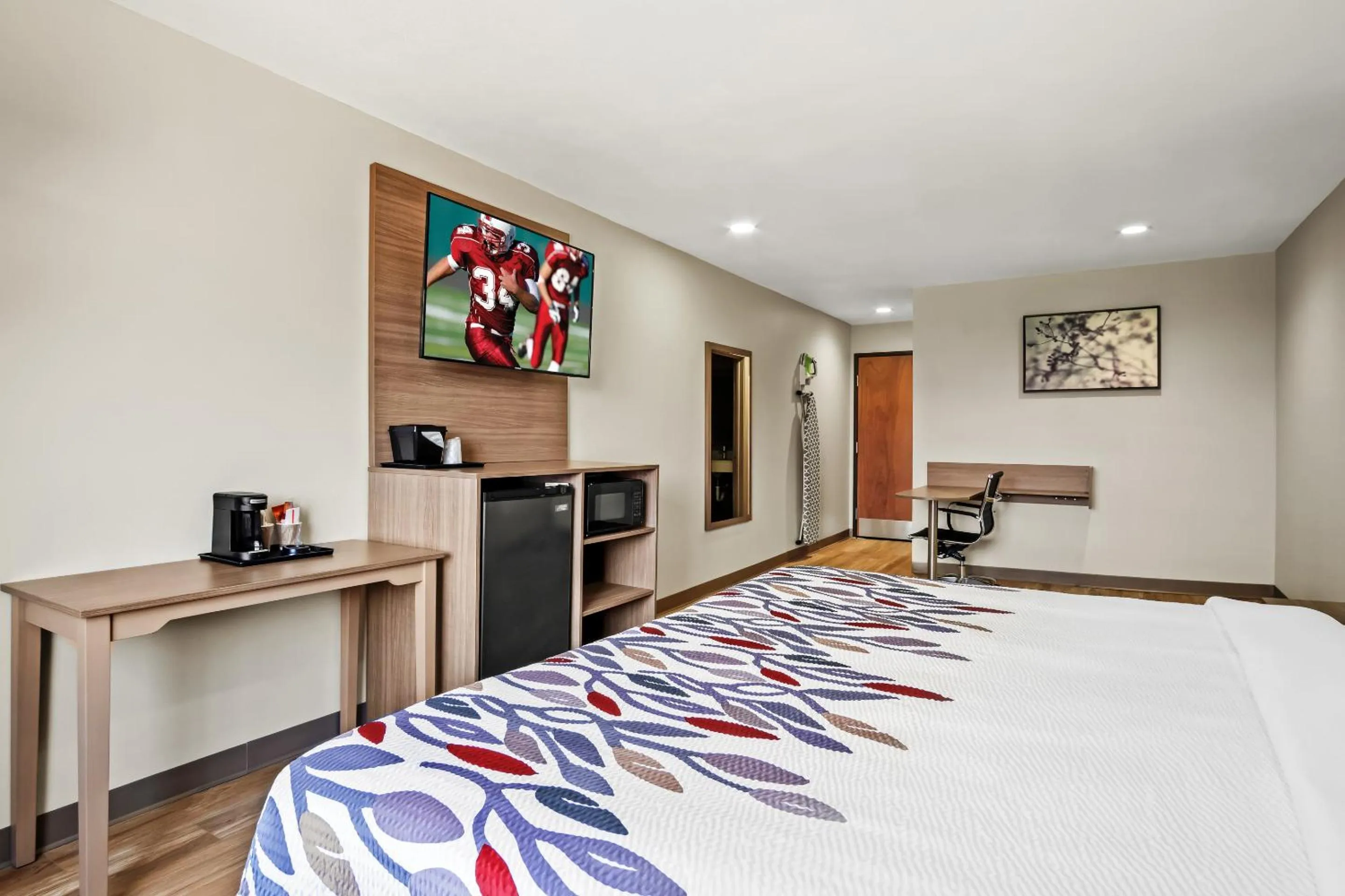 Photo of the whole room, Bed in Red Roof Inn & Suites Euless - DFW Airport Southwest