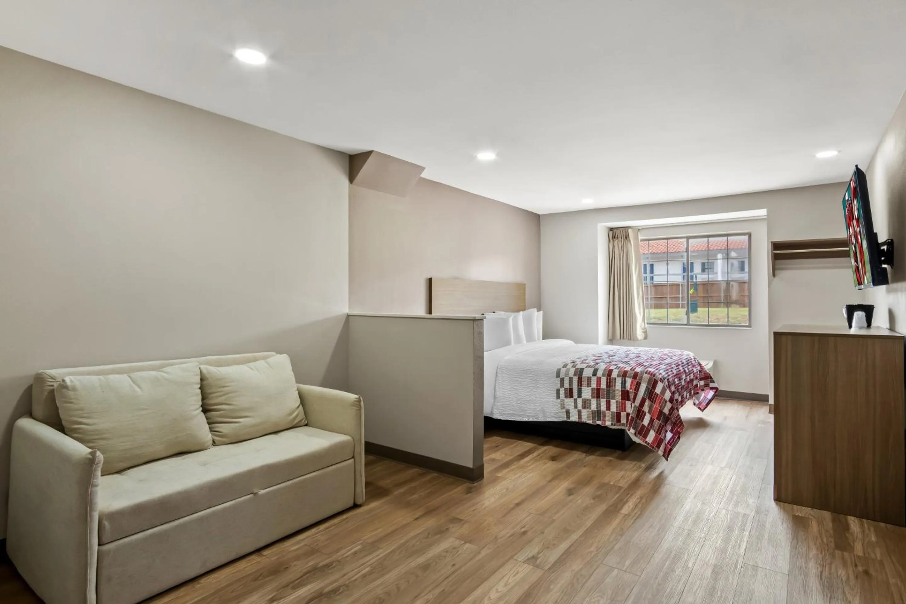 Bedroom, Bed in Red Roof Inn & Suites Euless - DFW Airport Southwest