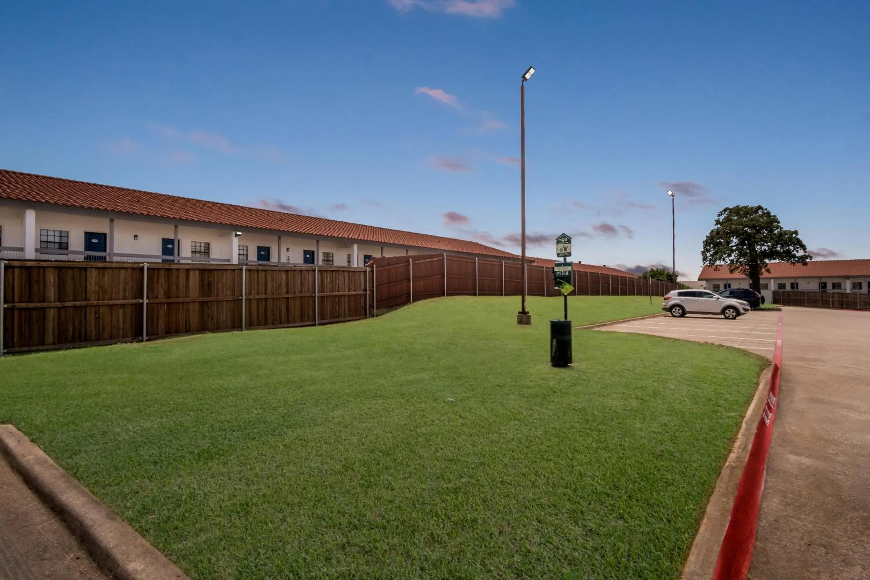Garden view in Red Roof Inn & Suites Euless - DFW Airport Southwest