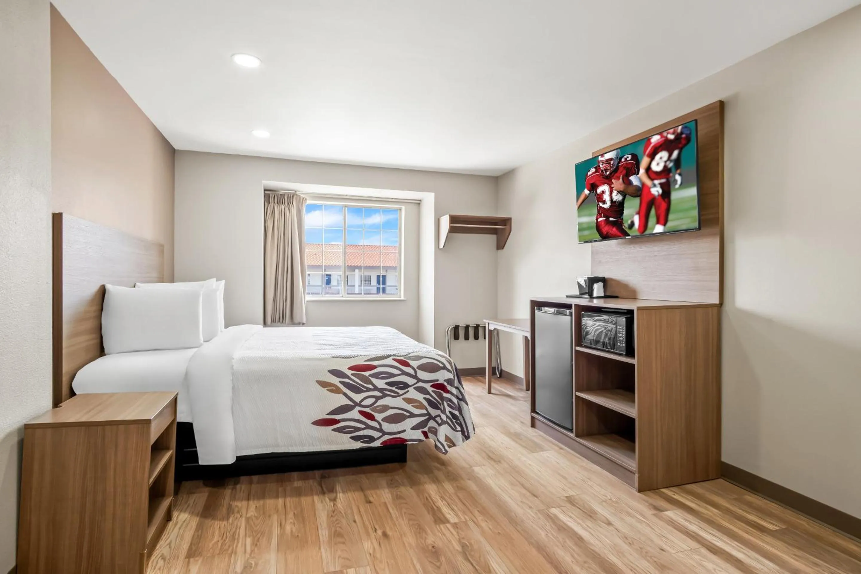 Photo of the whole room, Bed in Red Roof Inn & Suites Euless - DFW Airport Southwest