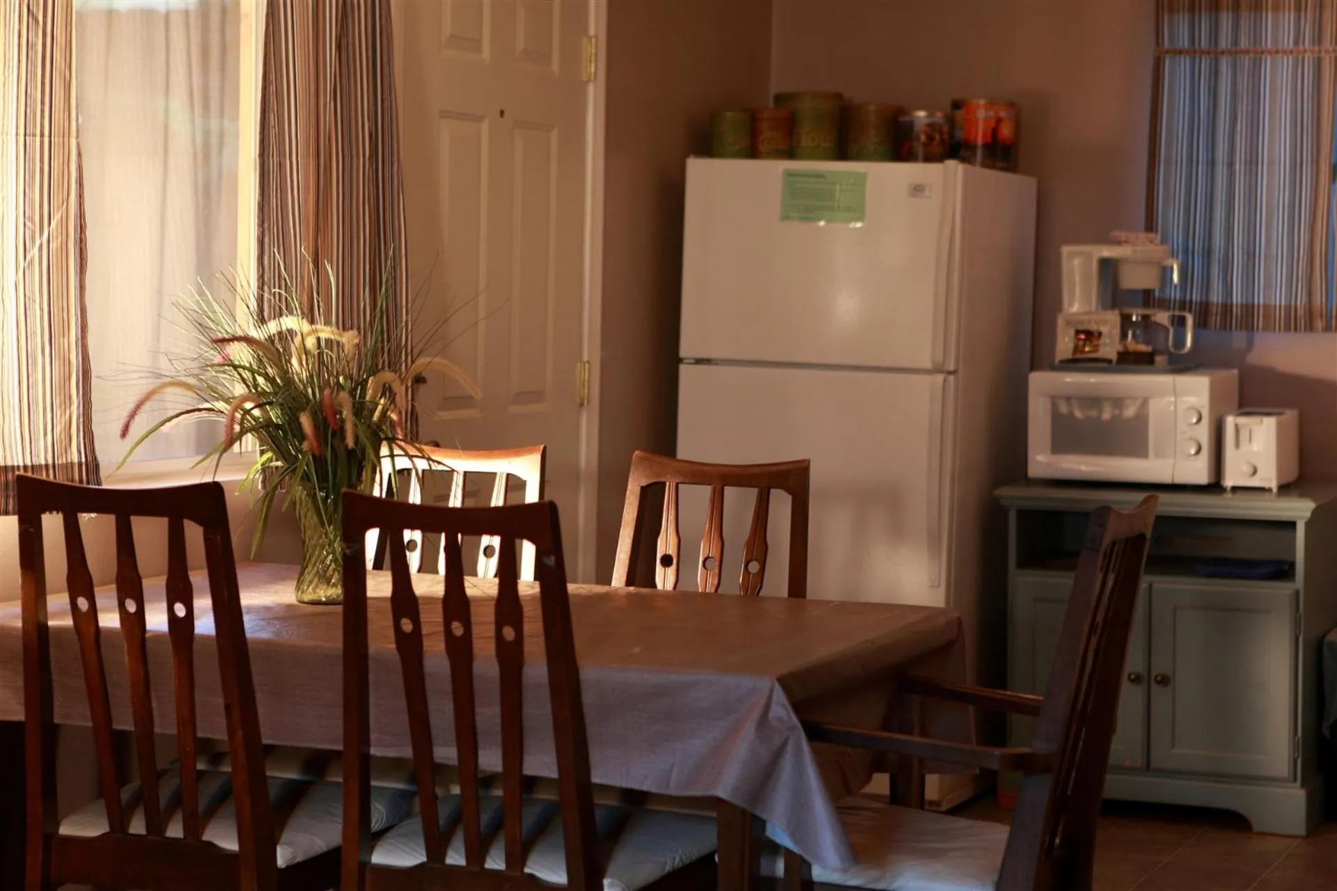 Dining area, Restaurant/Places to Eat in Sleepy Hollow Cabins & Hotel