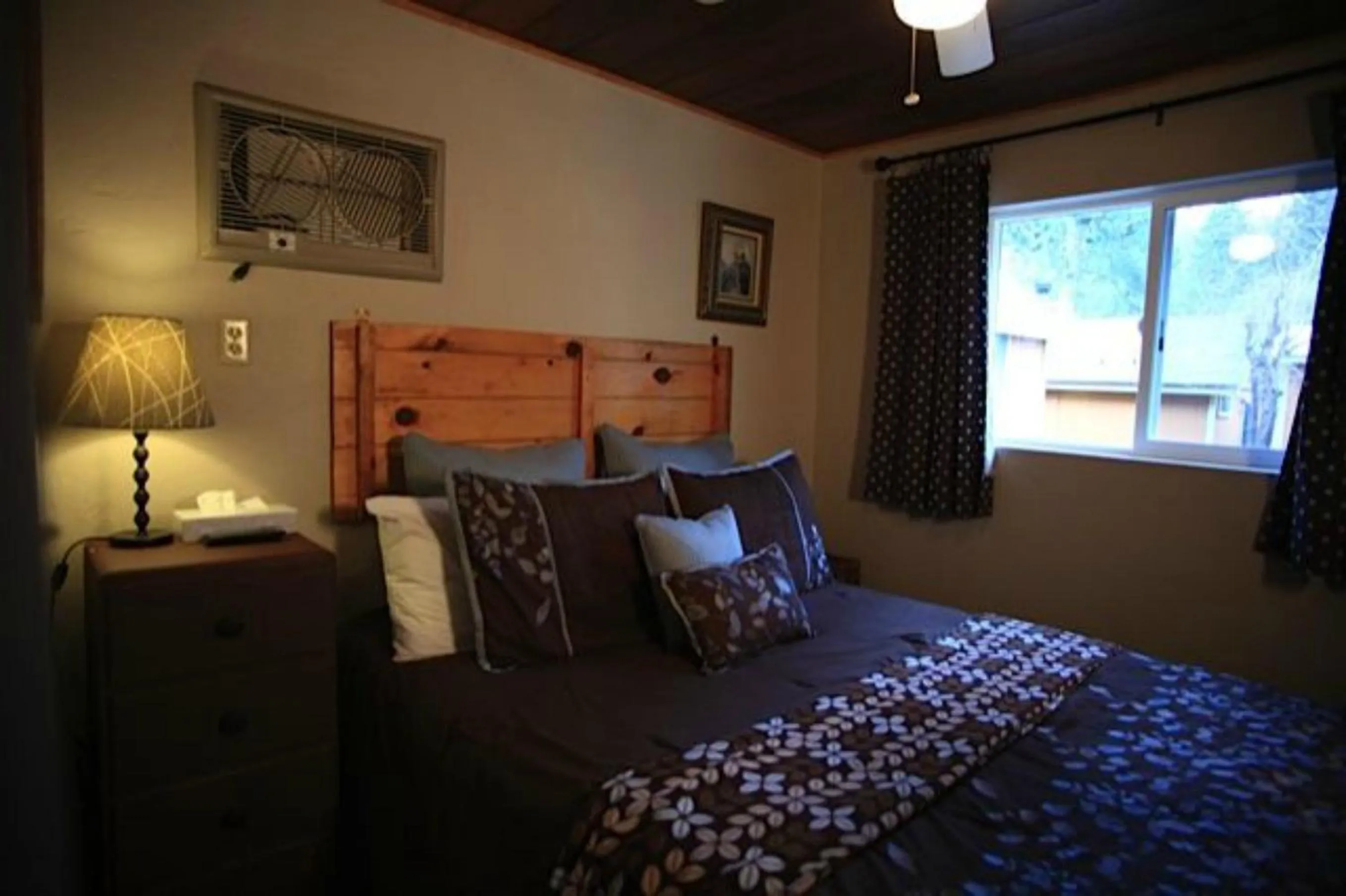 Bedroom in Sleepy Hollow Cabins & Hotel