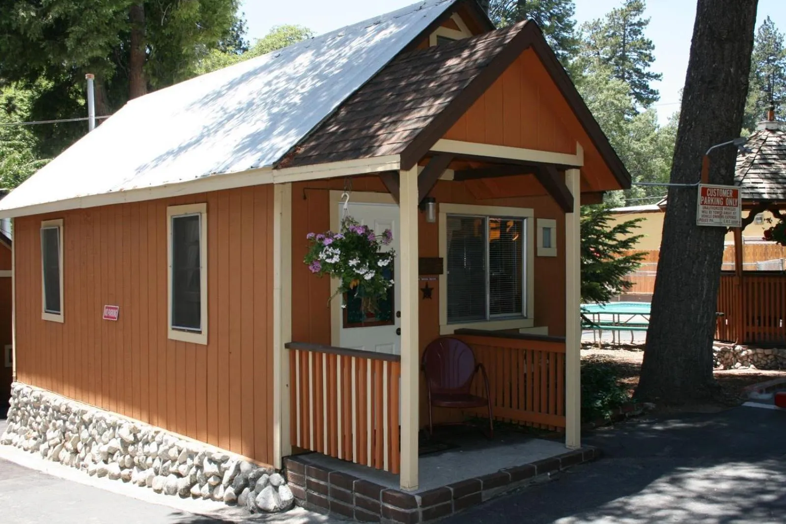 Property building in Sleepy Hollow Cabins & Hotel