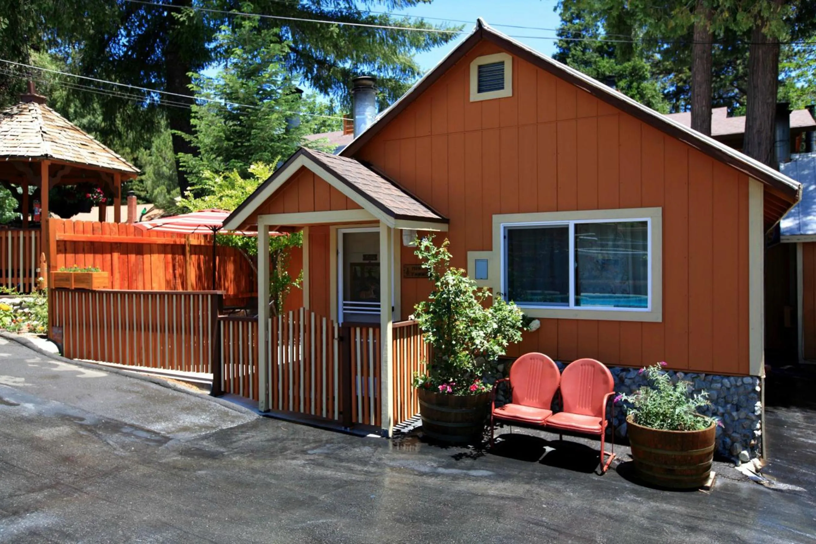 Facade/entrance in Sleepy Hollow Cabins & Hotel