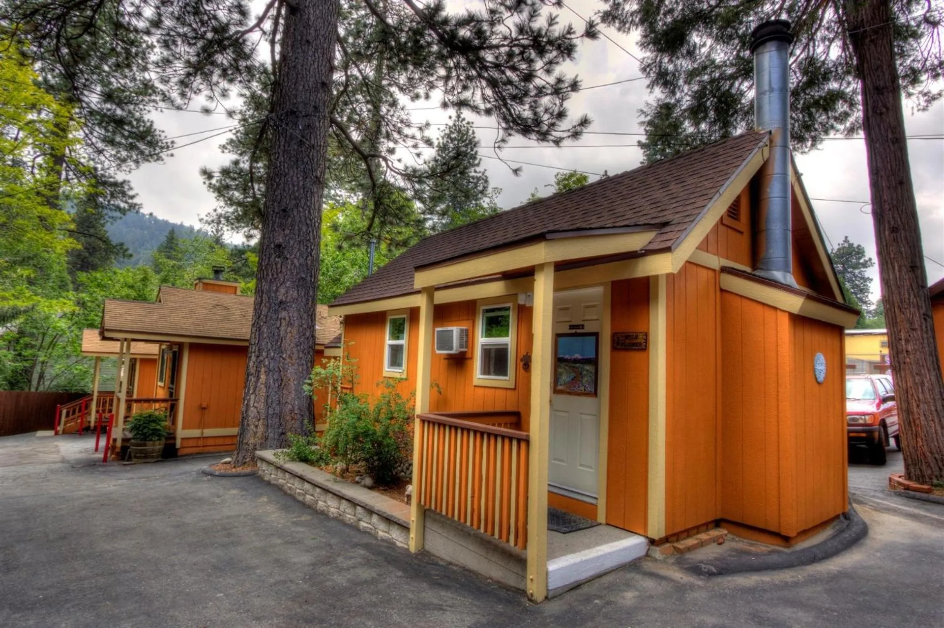 Facade/entrance, Property Building in Sleepy Hollow Cabins & Hotel