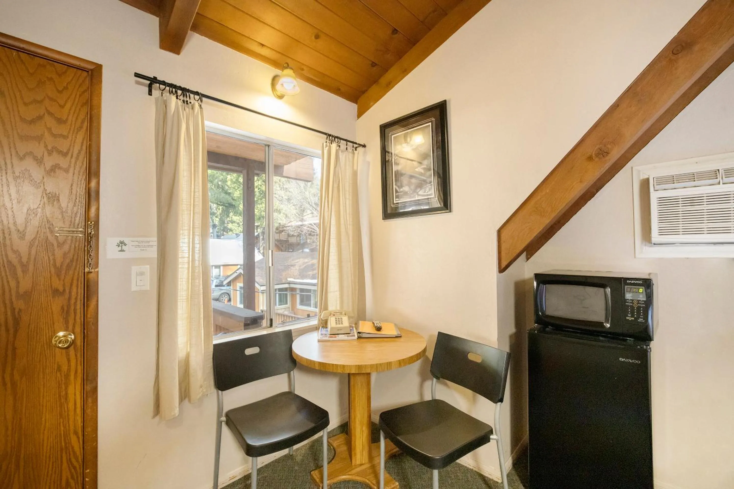 Dining Area in Sleepy Hollow Cabins & Hotel