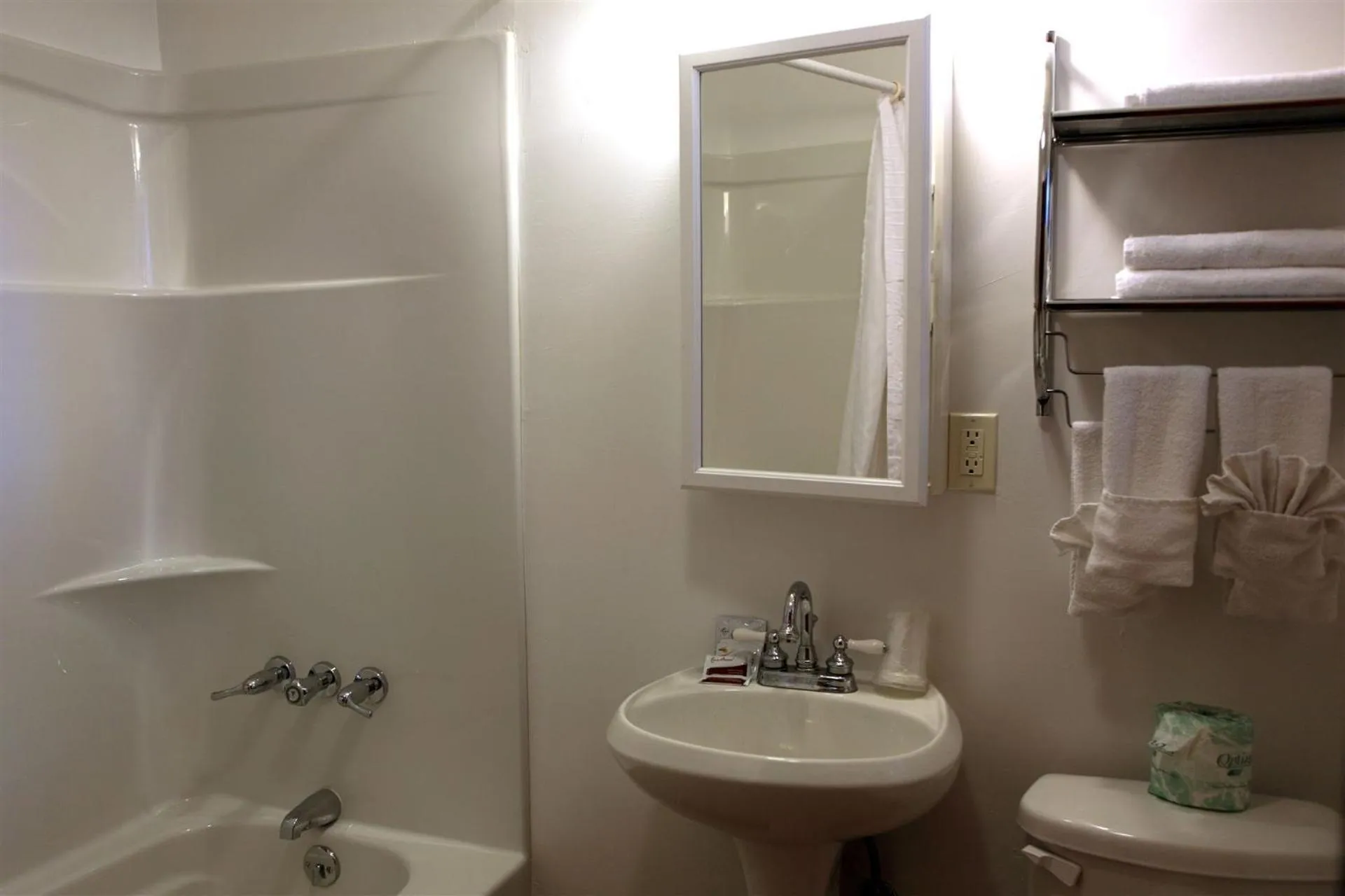 Bathroom in Sleepy Hollow Cabins & Hotel
