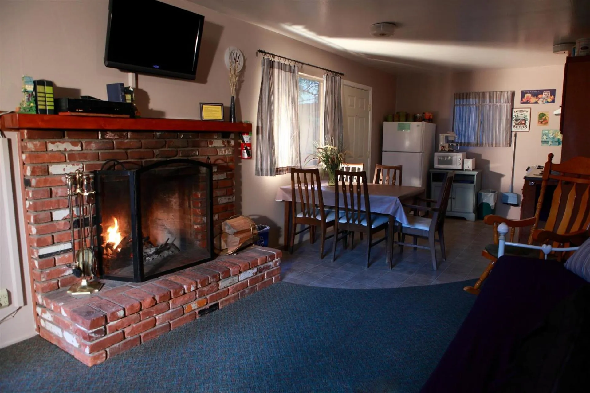 Kitchen or kitchenette, Seating Area in Sleepy Hollow Cabins & Hotel
