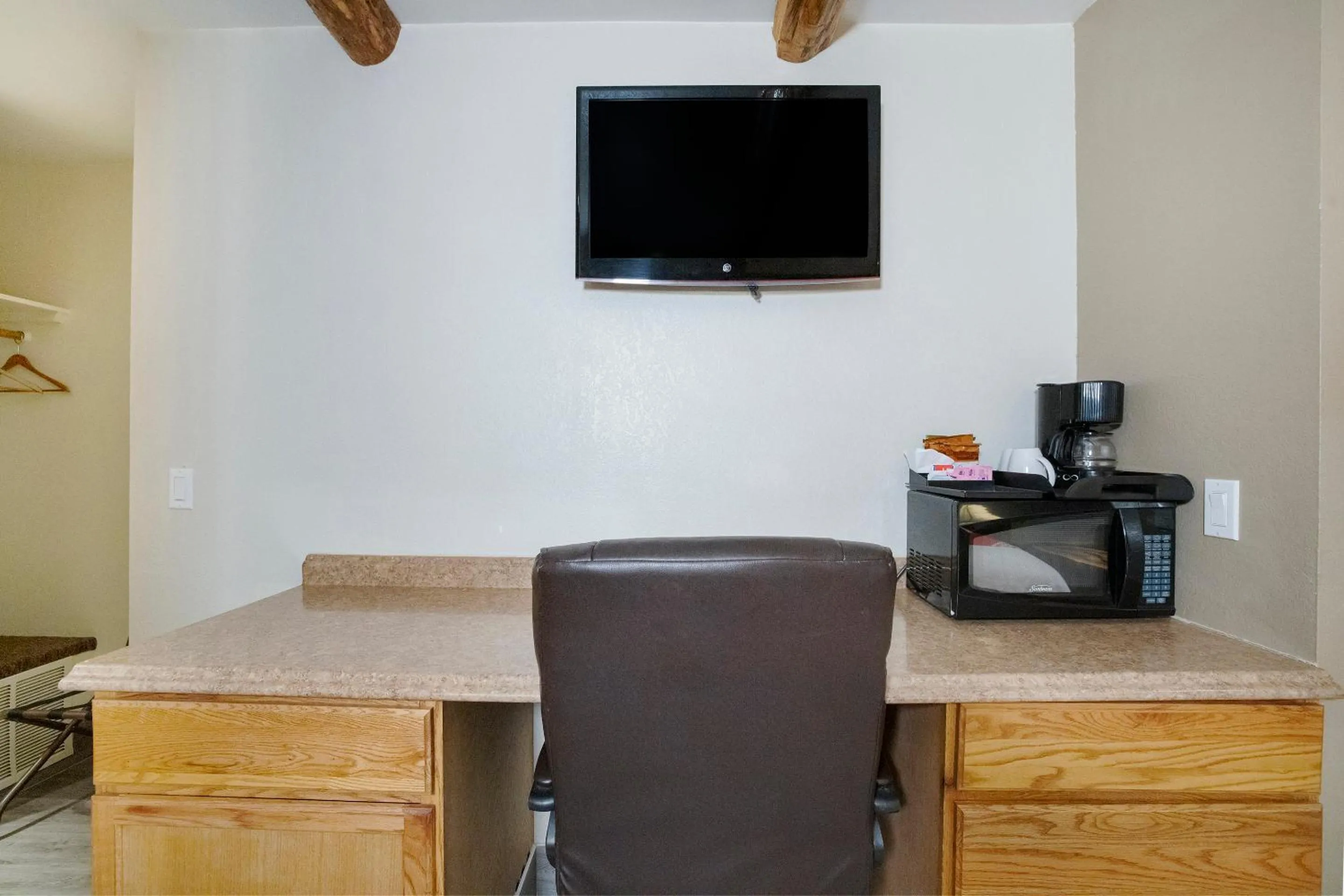 TV and multimedia, TV/Entertainment Center in Sleepy Hollow Cabins & Hotel