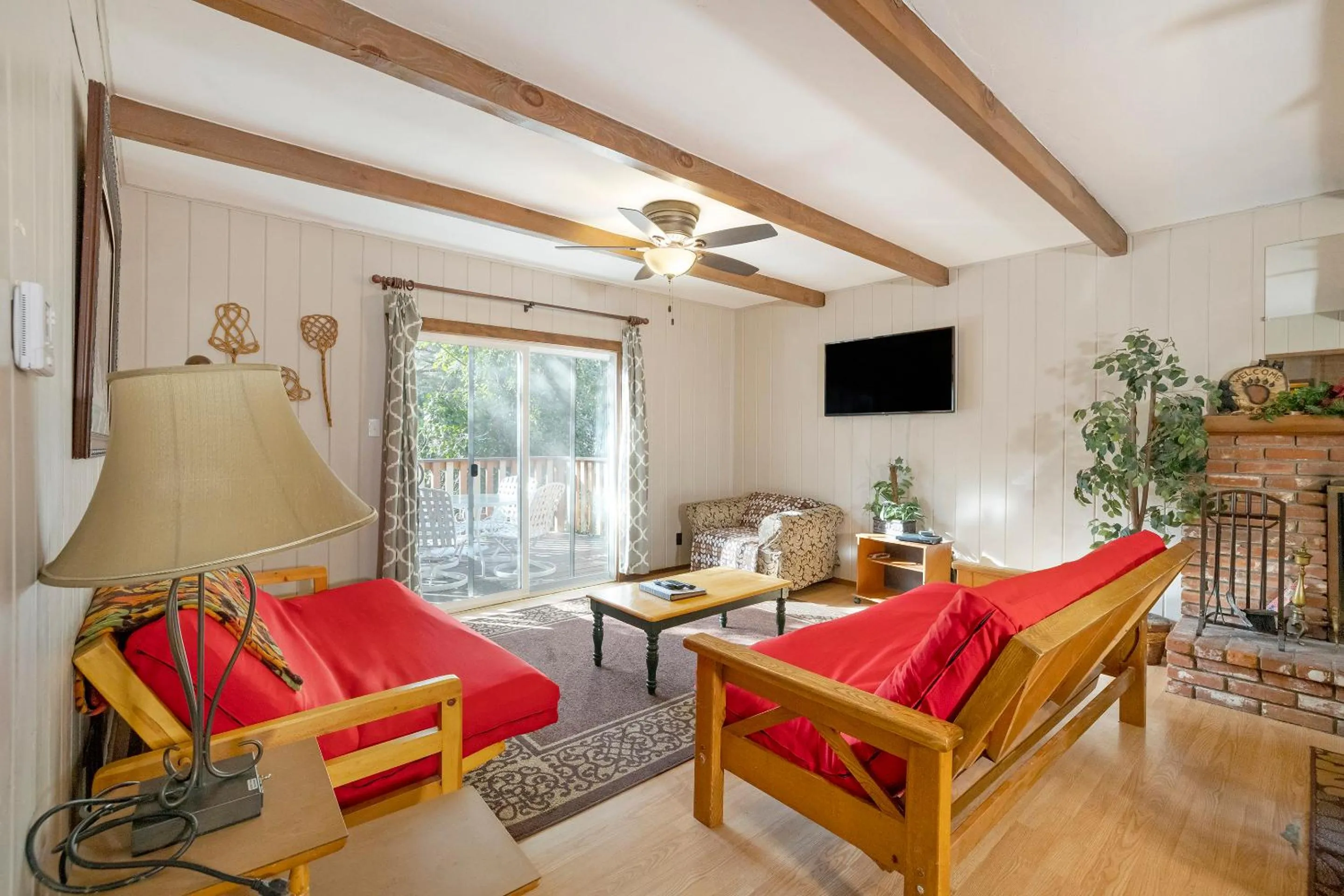 Living room, Seating Area in Sleepy Hollow Cabins & Hotel