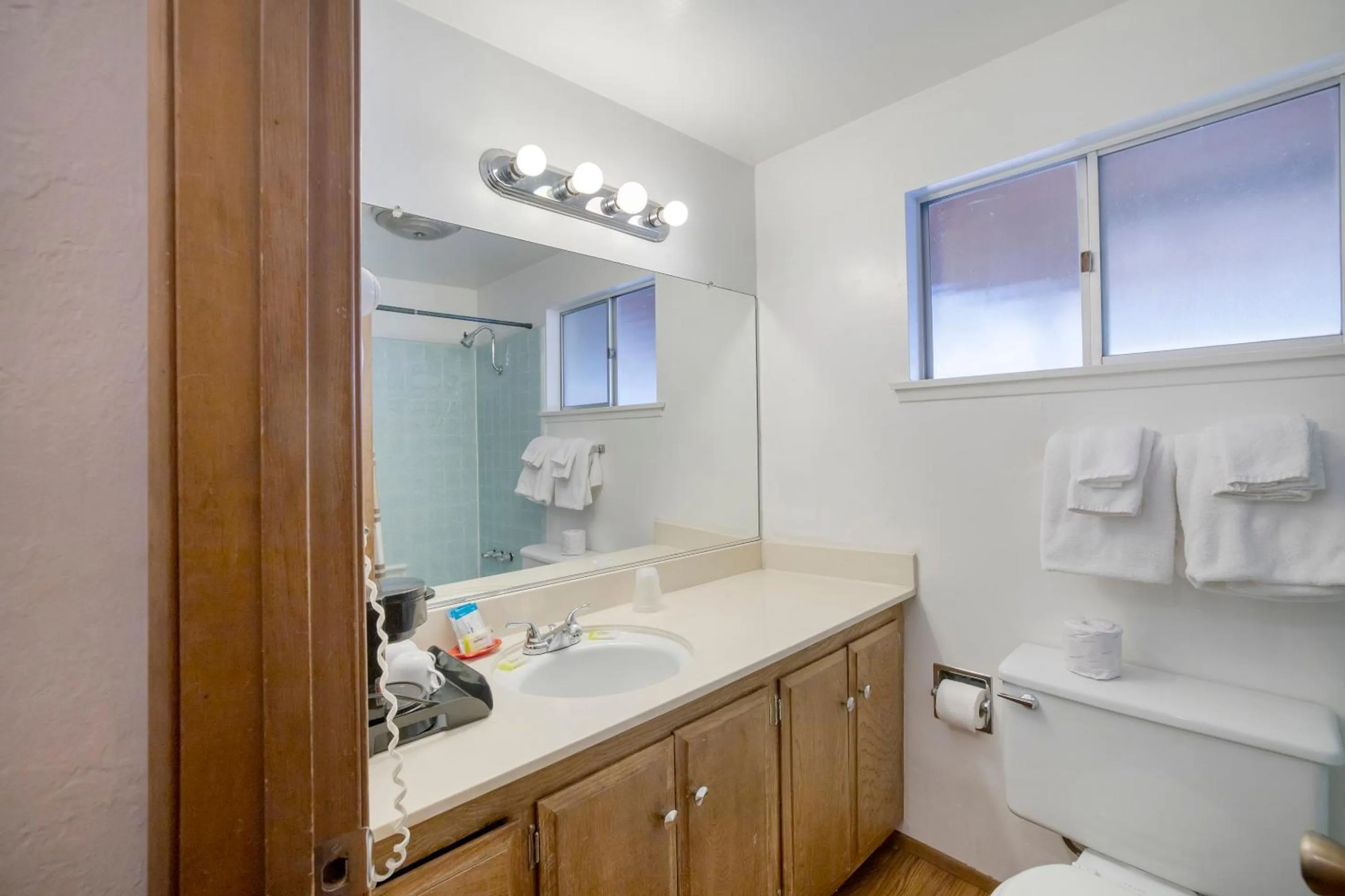 Bathroom in Sleepy Hollow Cabins & Hotel