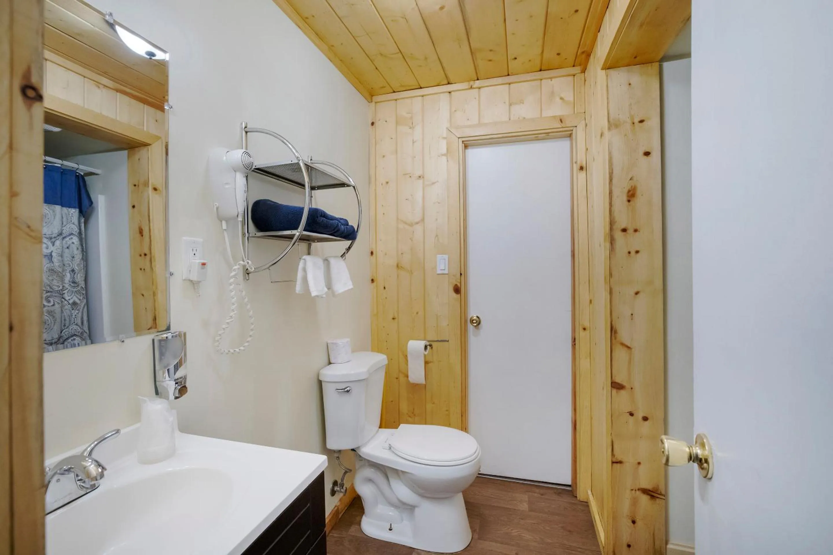 Bathroom in Sleepy Hollow Cabins & Hotel