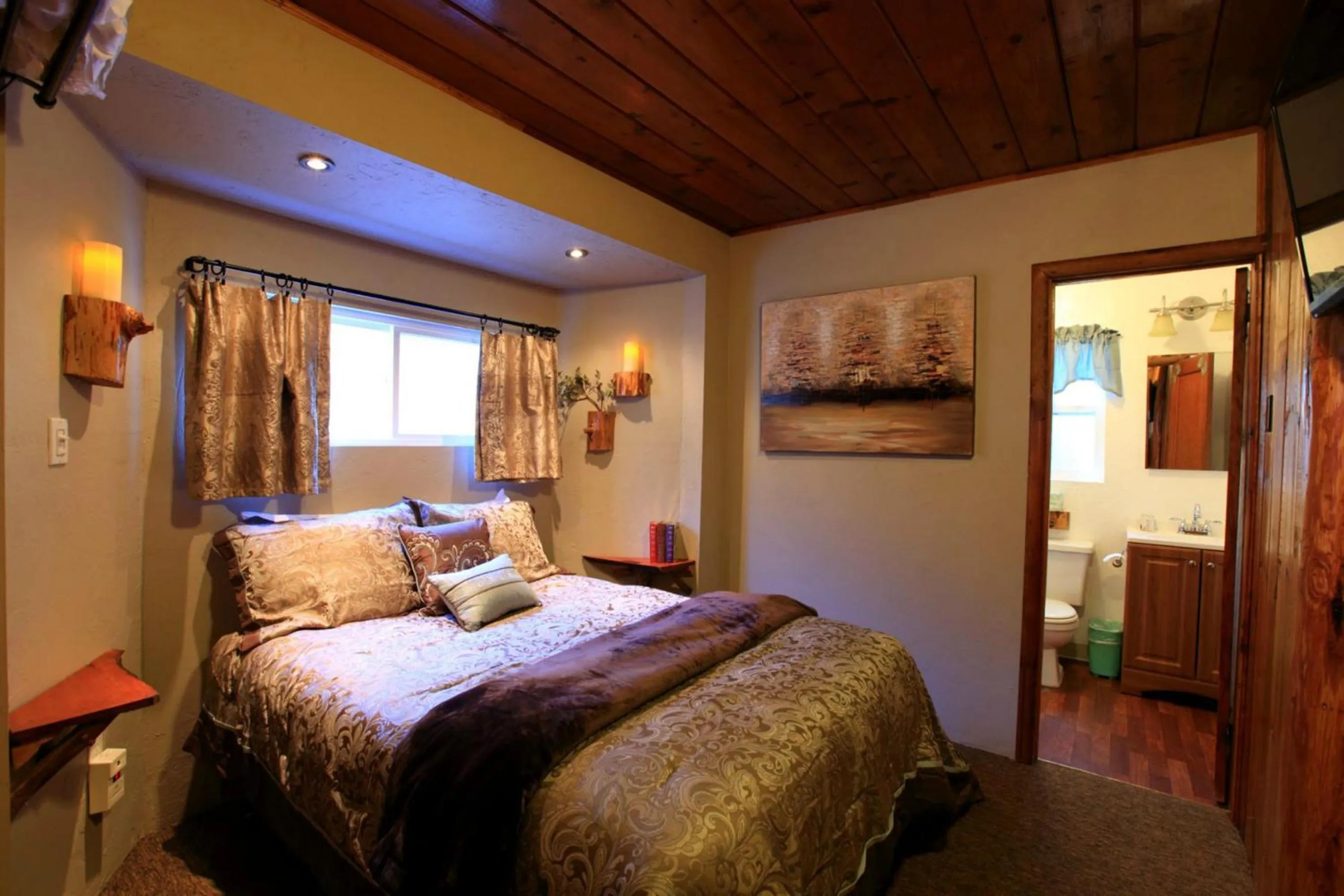 Bedroom in Sleepy Hollow Cabins & Hotel