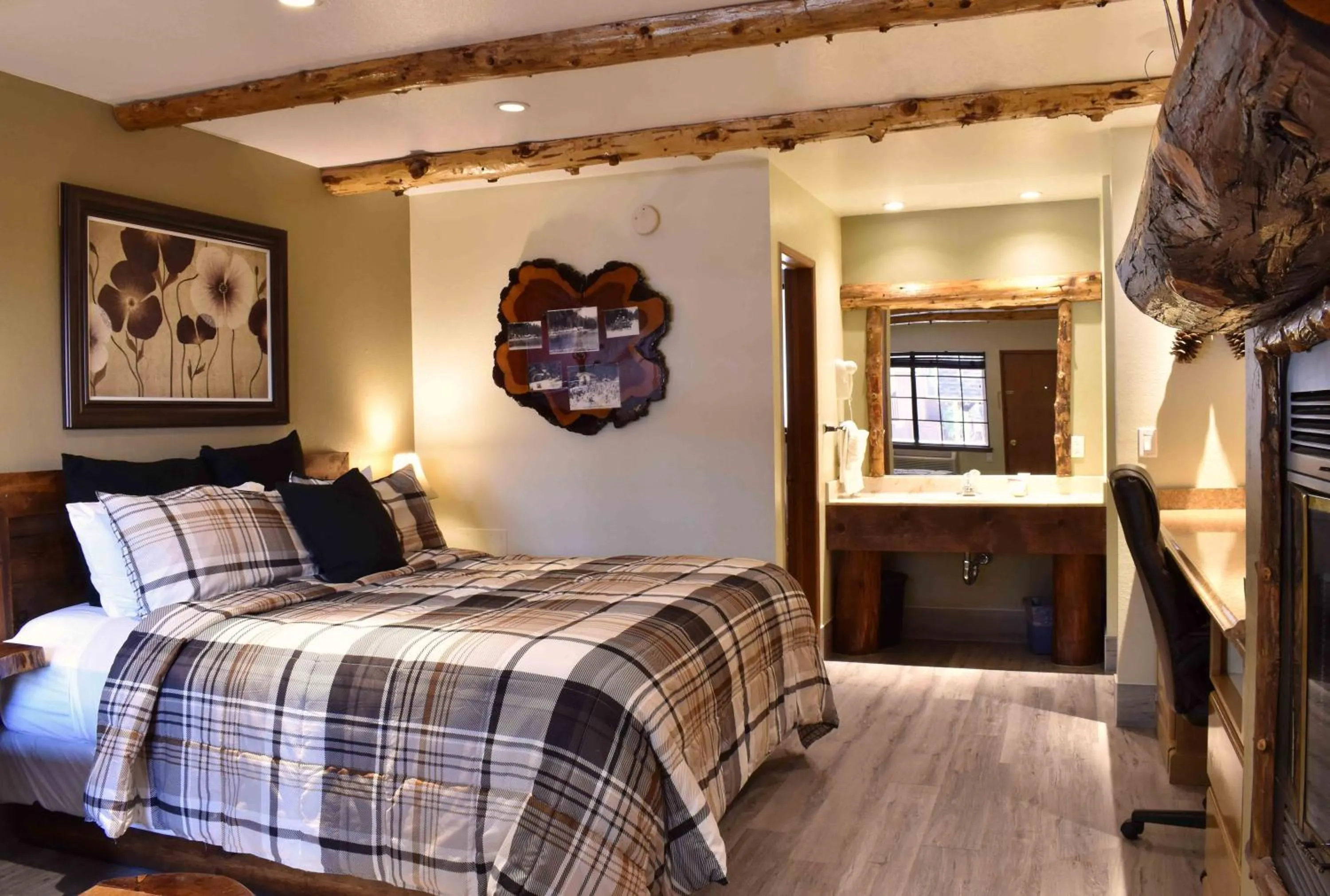 Photo of the whole room in Sleepy Hollow Cabins & Hotel